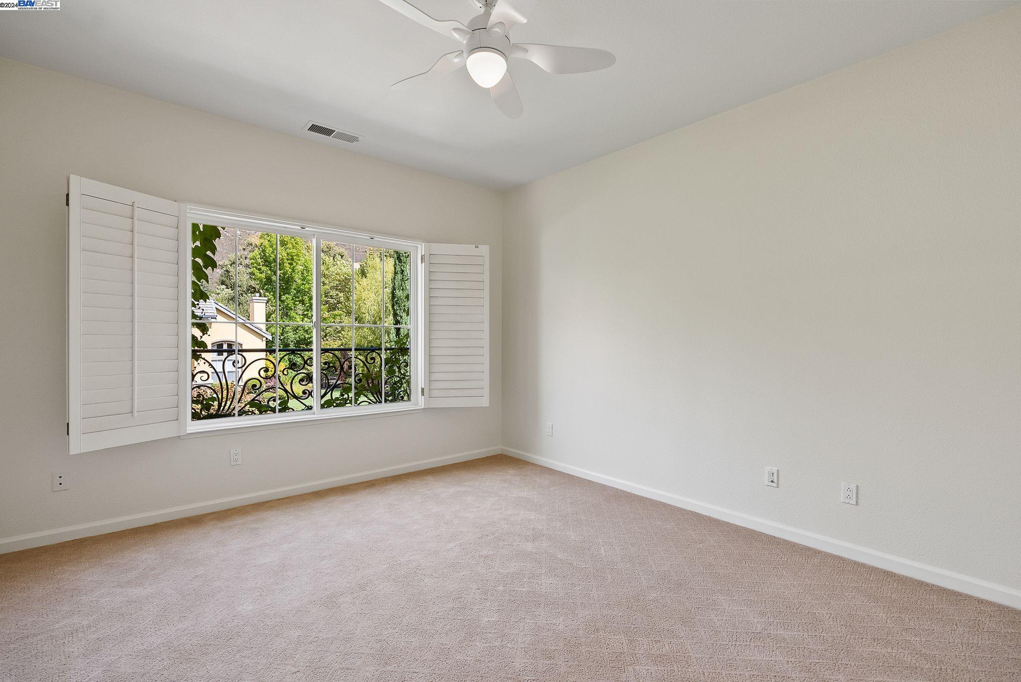 10 Pepperwood Ln