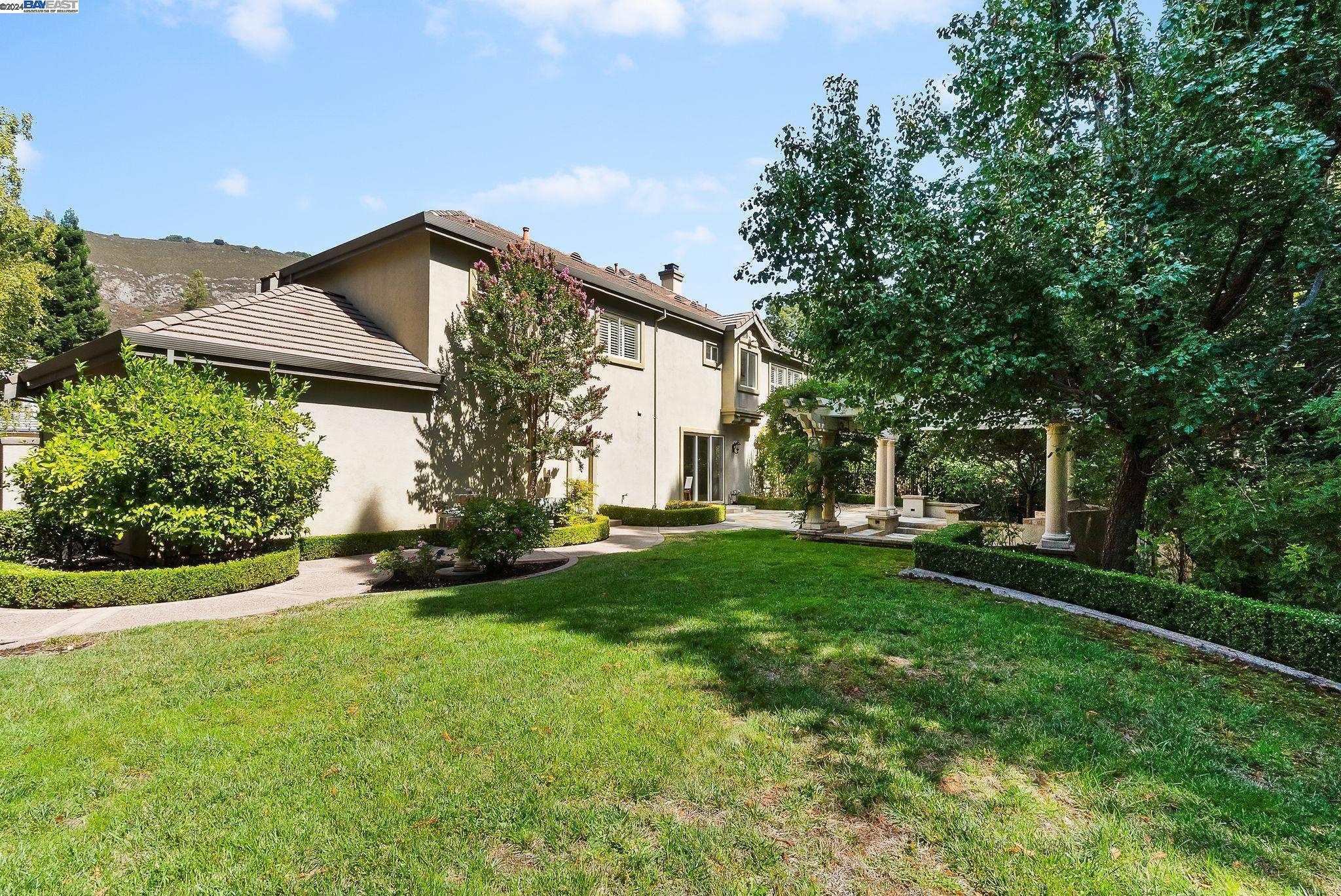 10 Pepperwood Ln