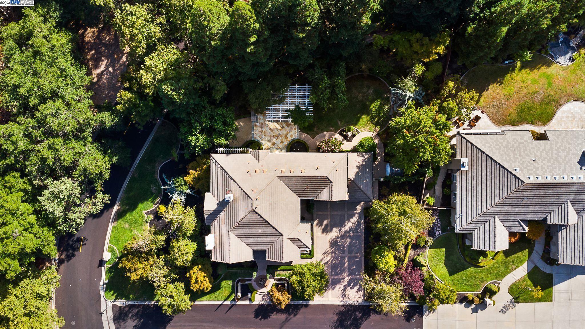 10 Pepperwood Ln