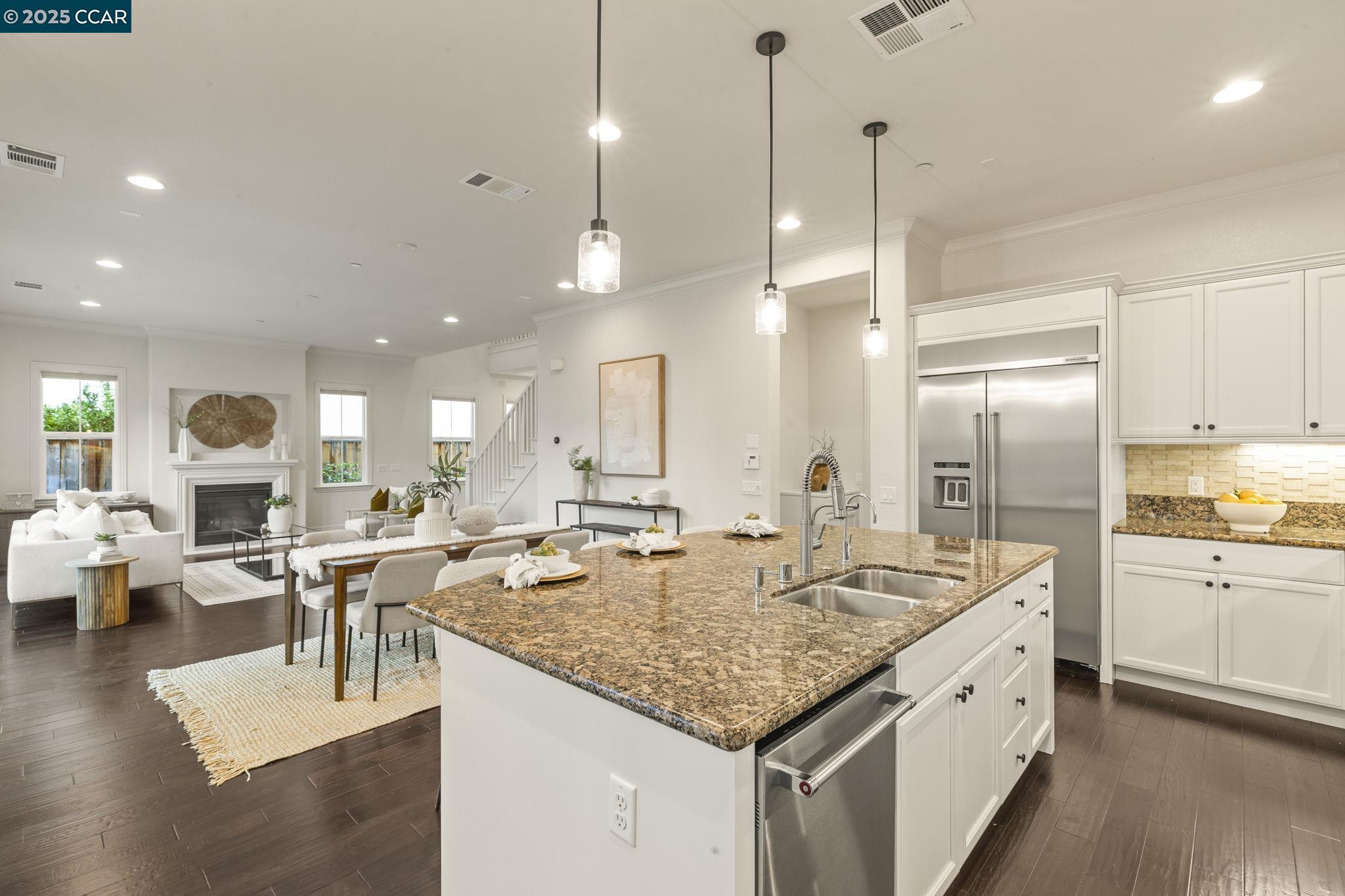406 Glastonbury Ct