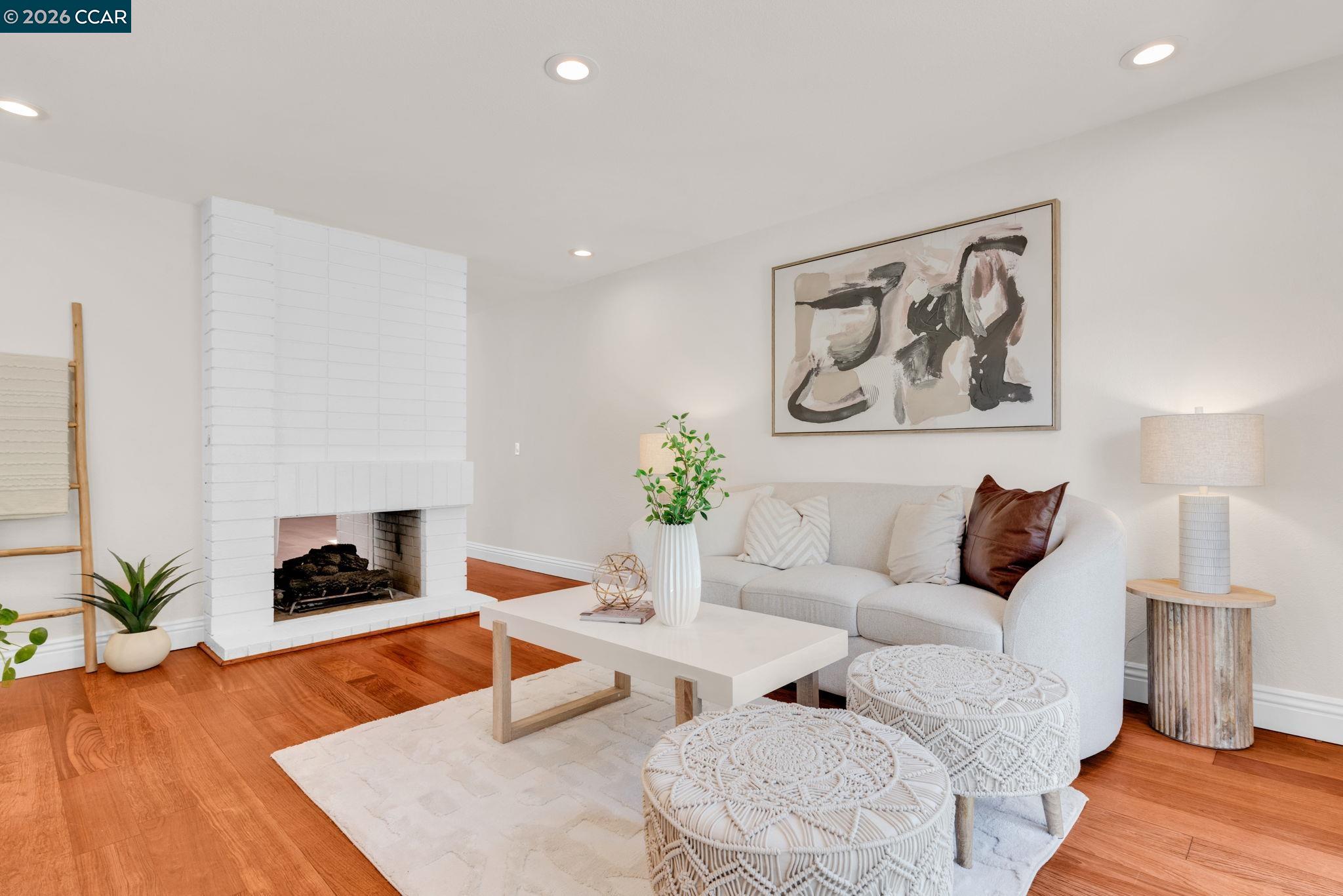 880 El Capitan Dr