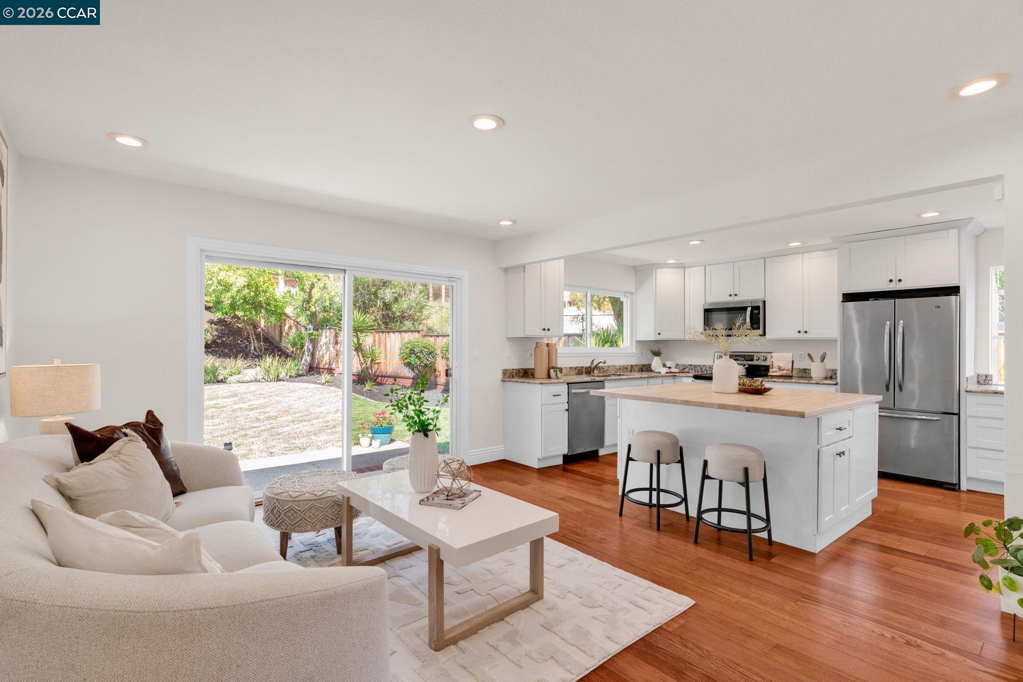 880 El Capitan Dr