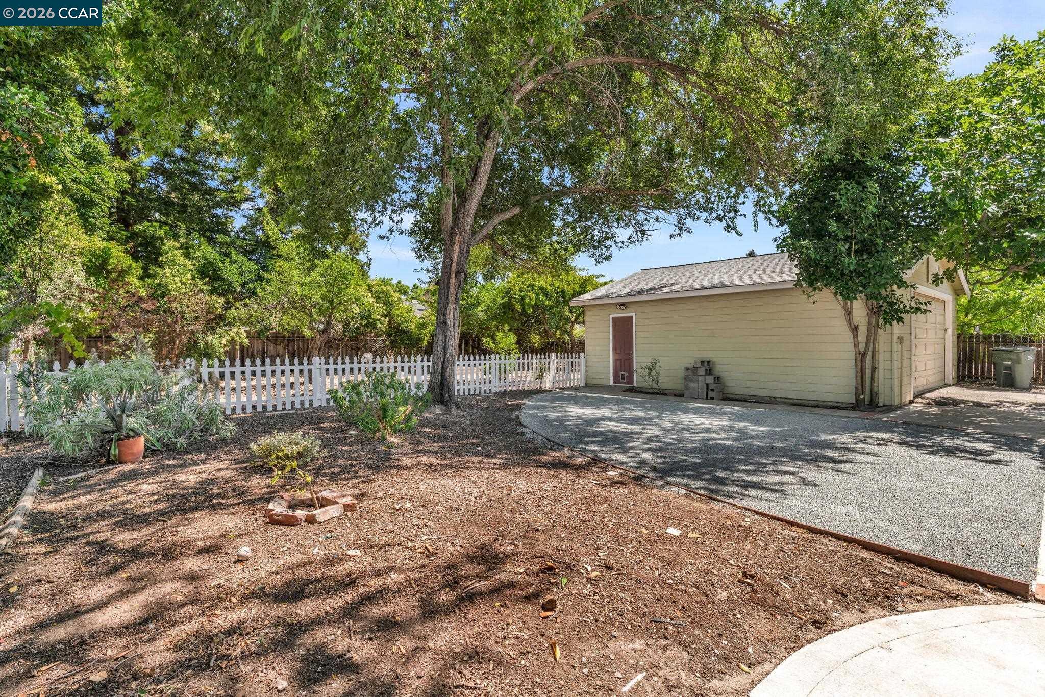 2072 Chalomar Rd