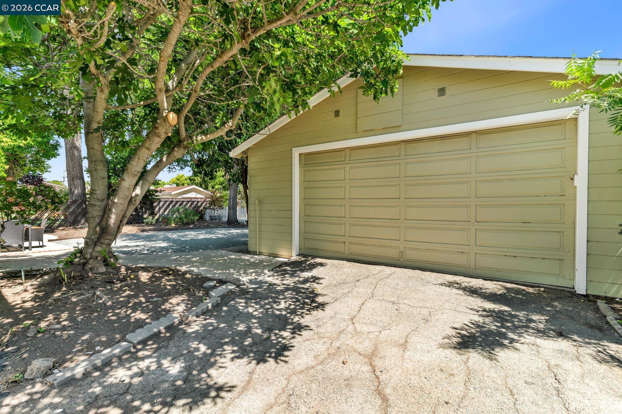 2072 Chalomar Rd