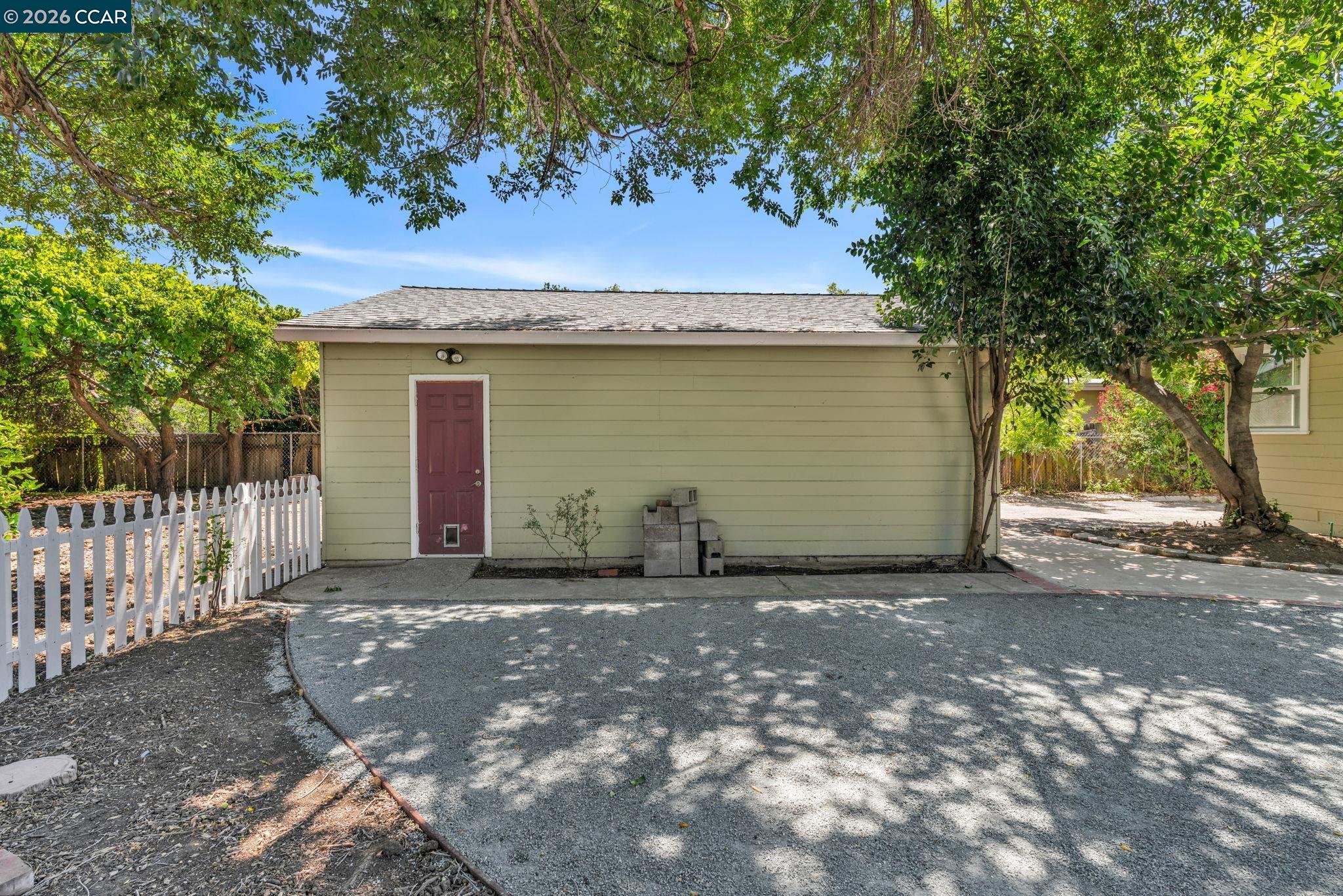 2072 Chalomar Rd