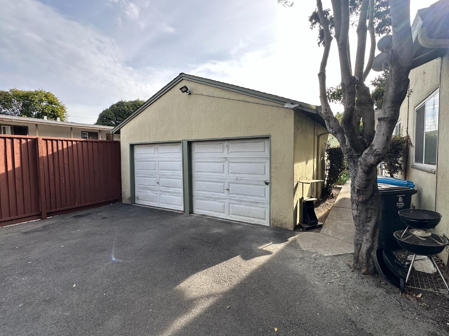 1851 Woodland AVE