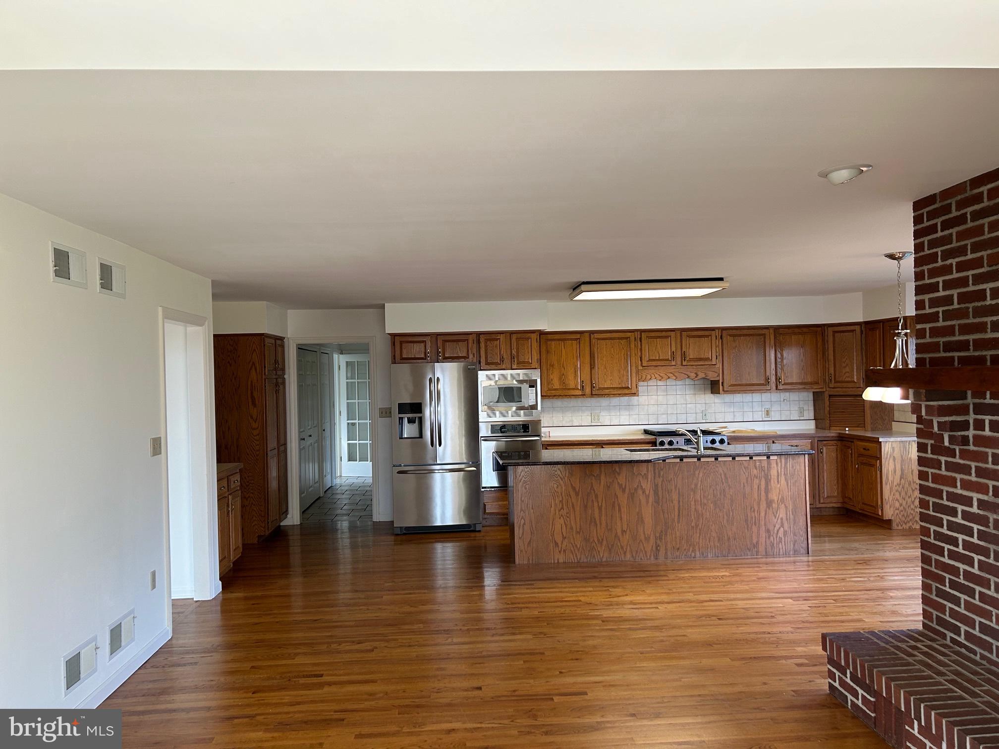 203 E WILLOWOOD COURT