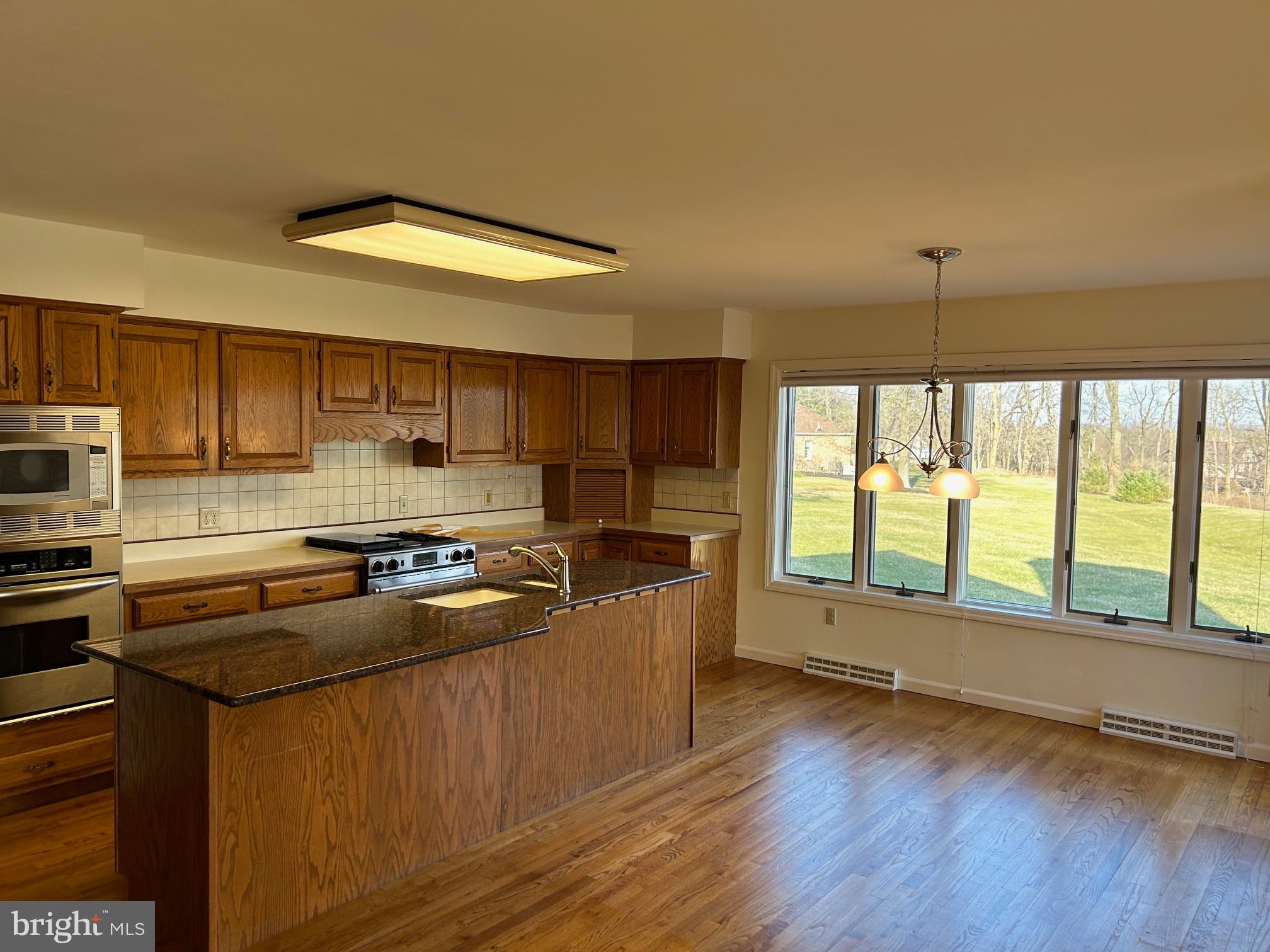 203 E WILLOWOOD COURT