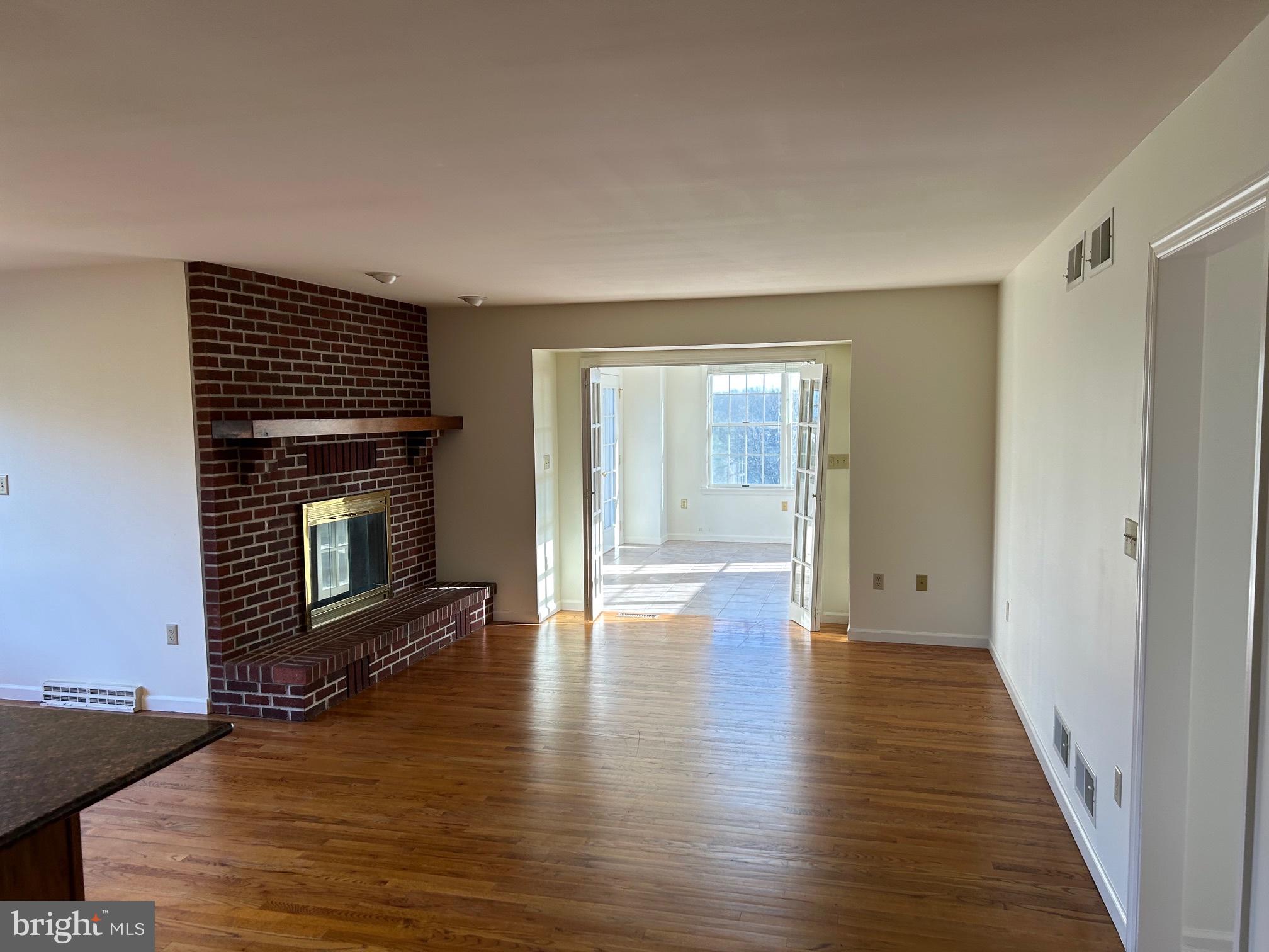 203 E WILLOWOOD COURT