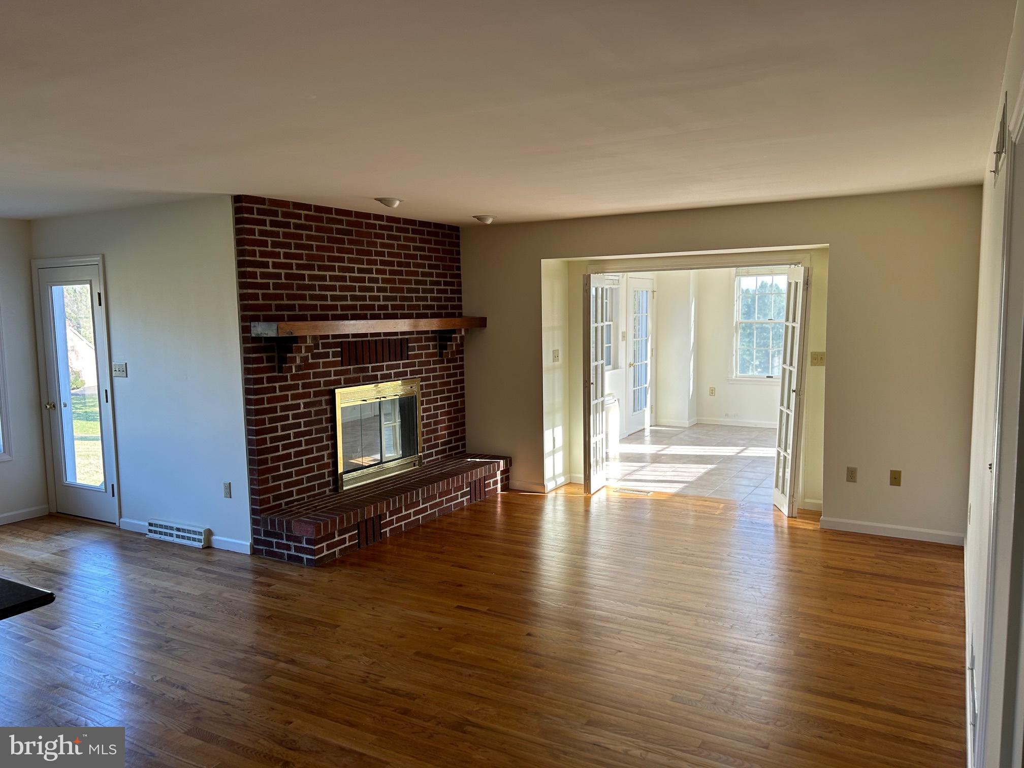 203 E WILLOWOOD COURT