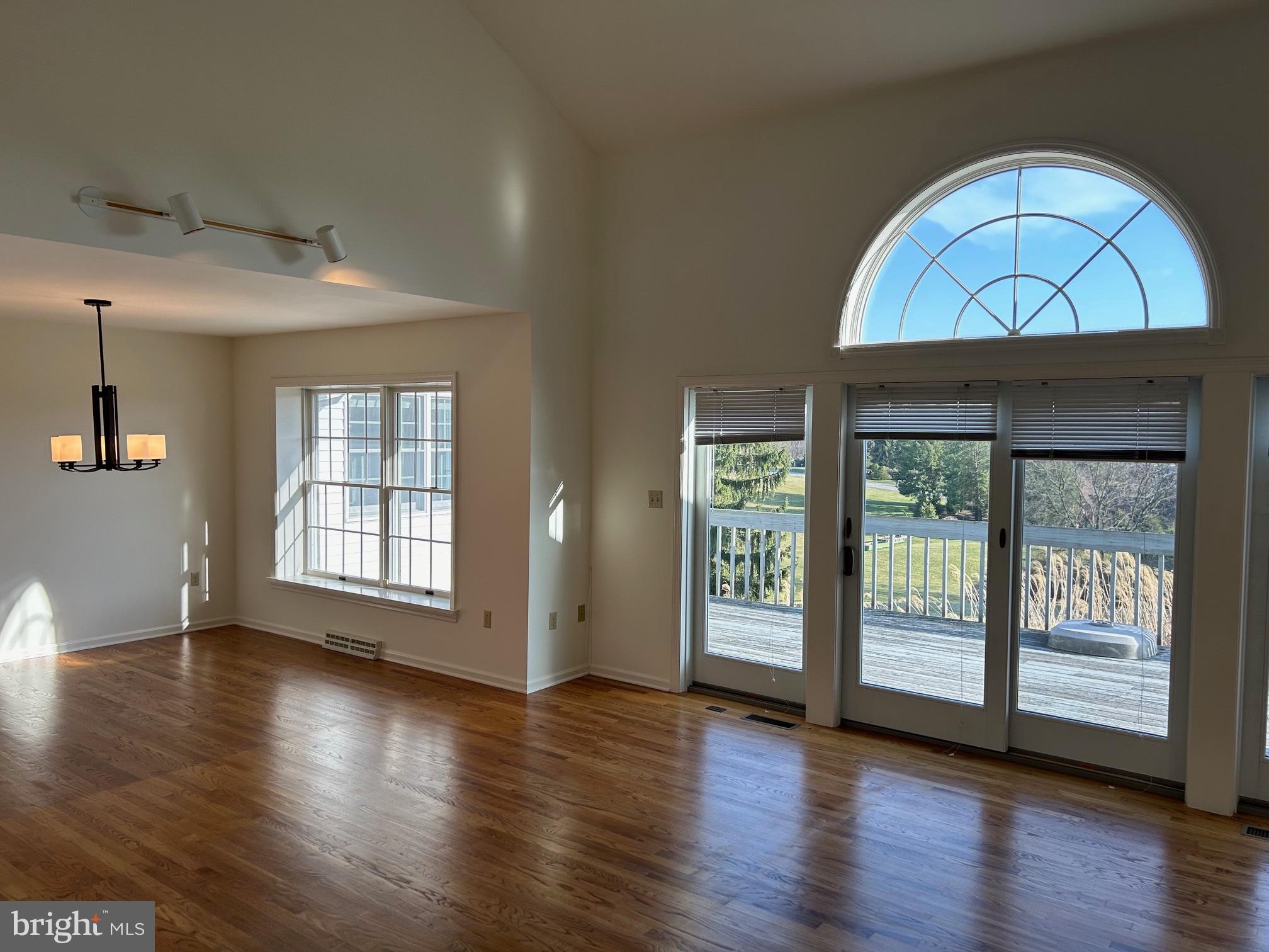 203 E WILLOWOOD COURT