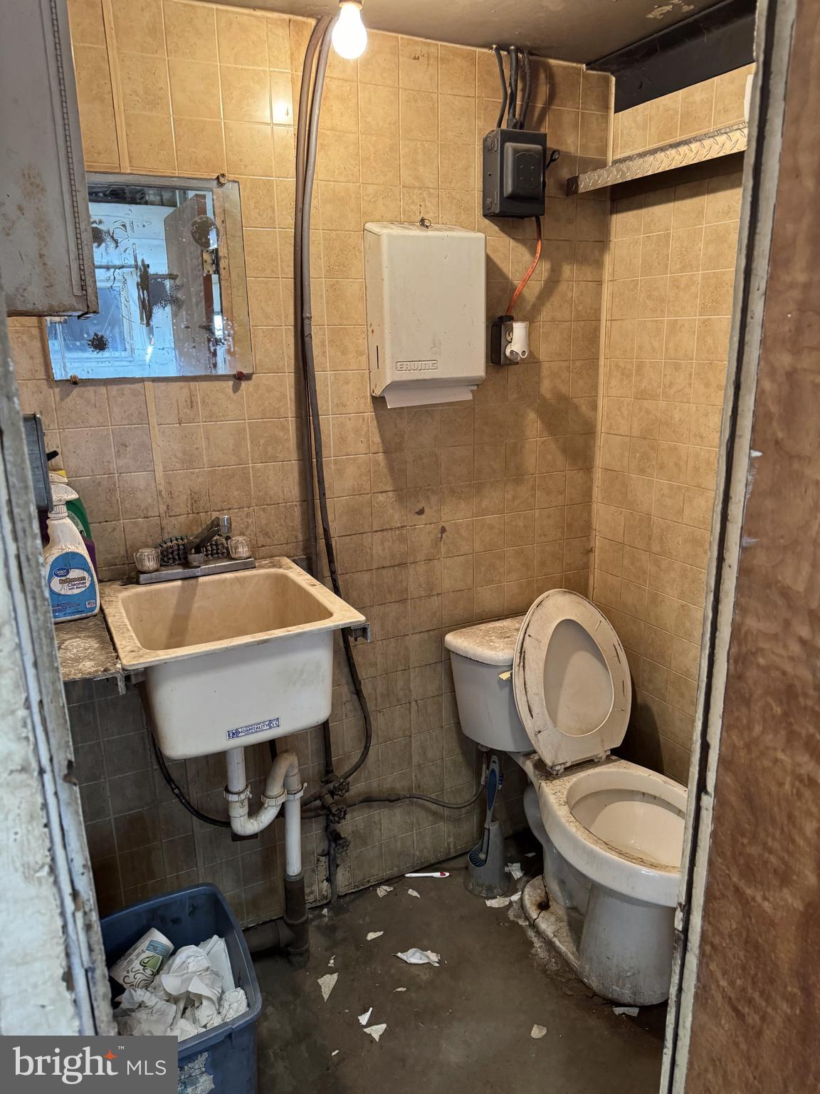 1831 W COLLEGE AVENUE