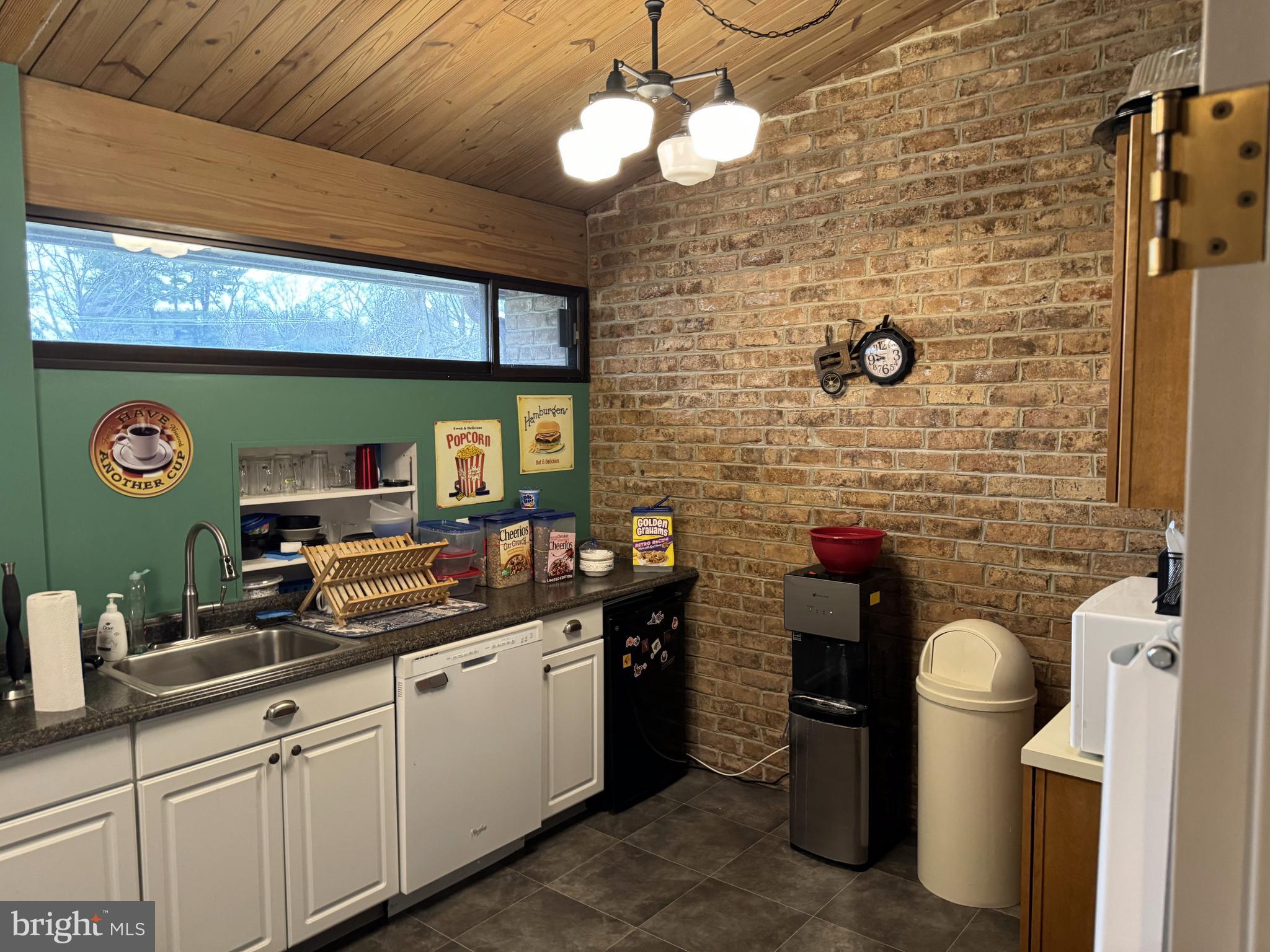 911 UNIVERSITY DRIVE