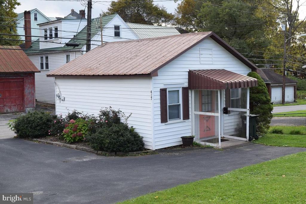 372 E HIGH STREET