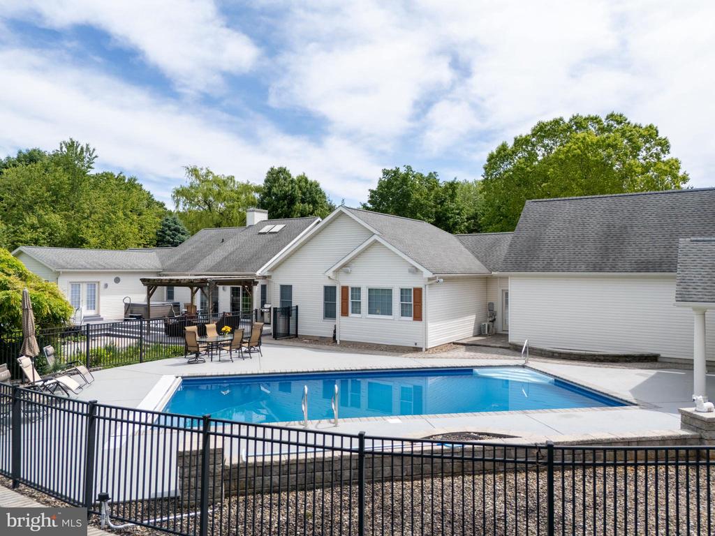555 KRISTINA CIRCLE