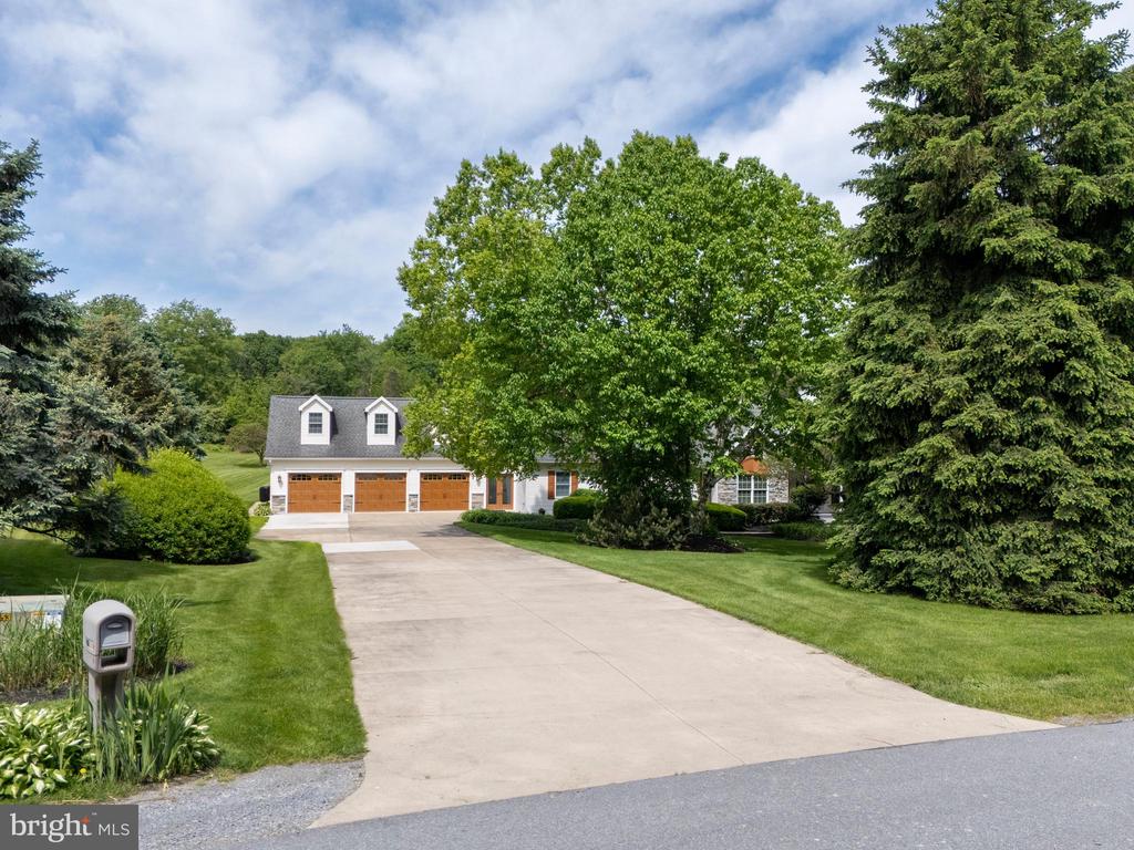 555 KRISTINA CIRCLE