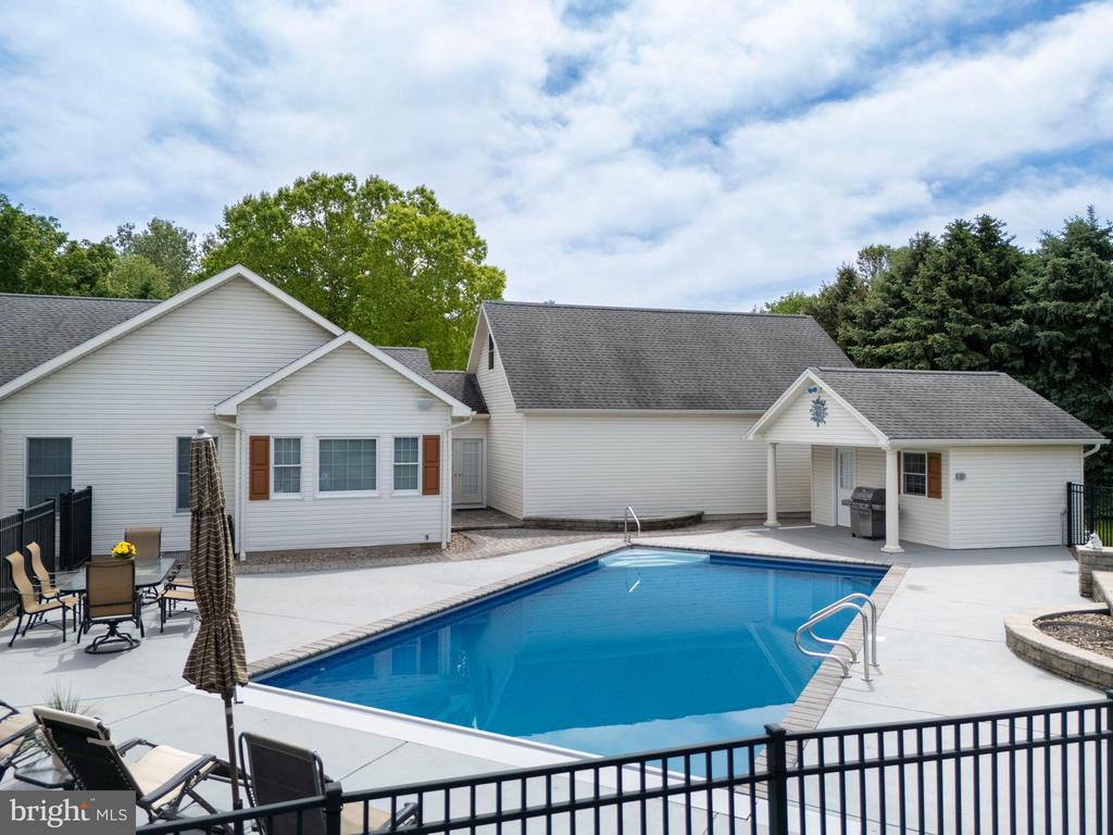 555 KRISTINA CIRCLE