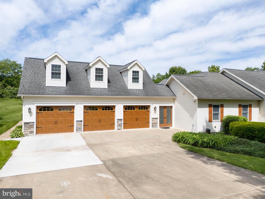 555 KRISTINA CIRCLE
