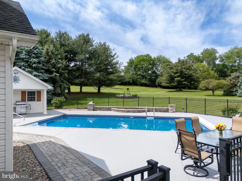 555 KRISTINA CIRCLE