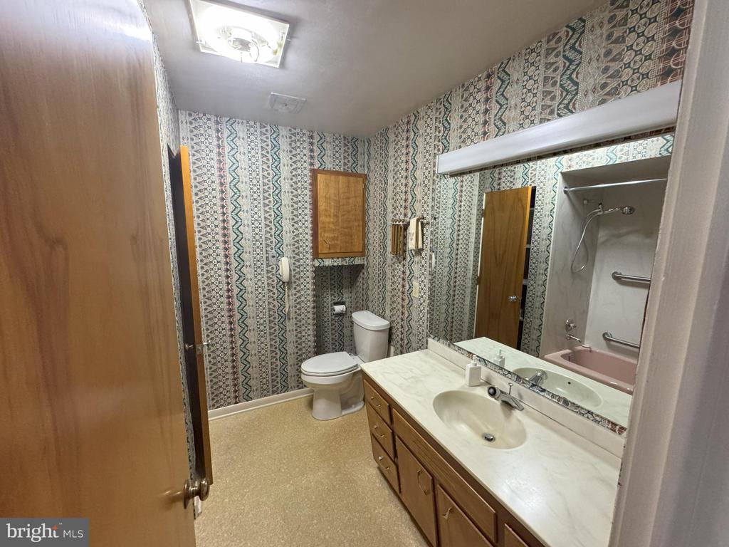 126 E HARRIS DRIVE