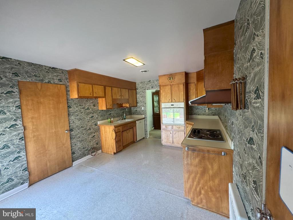 126 E HARRIS DRIVE