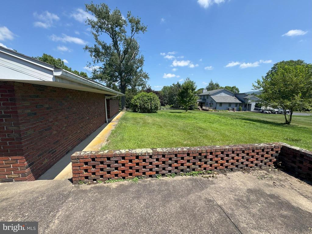 126 E HARRIS DRIVE