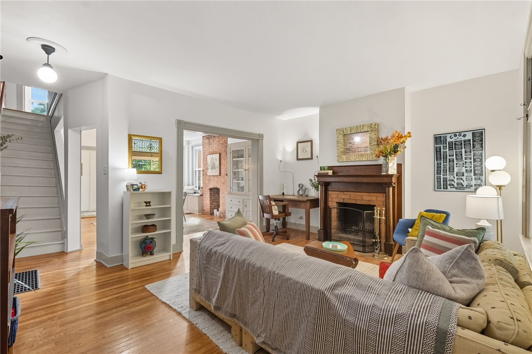 826 E Hutchinson Ave