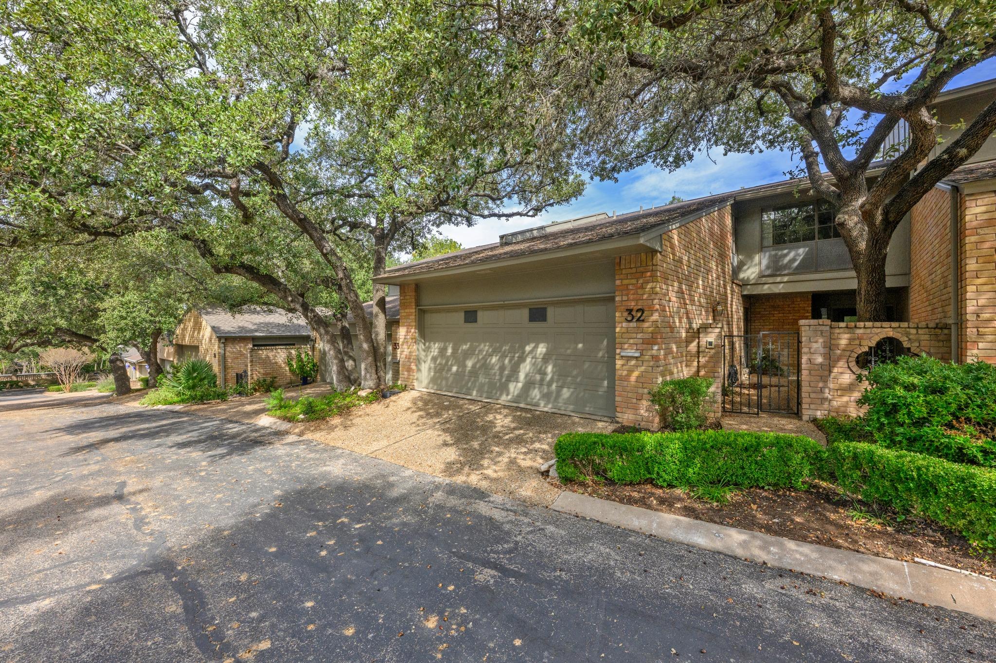 32 Woodstone SQ