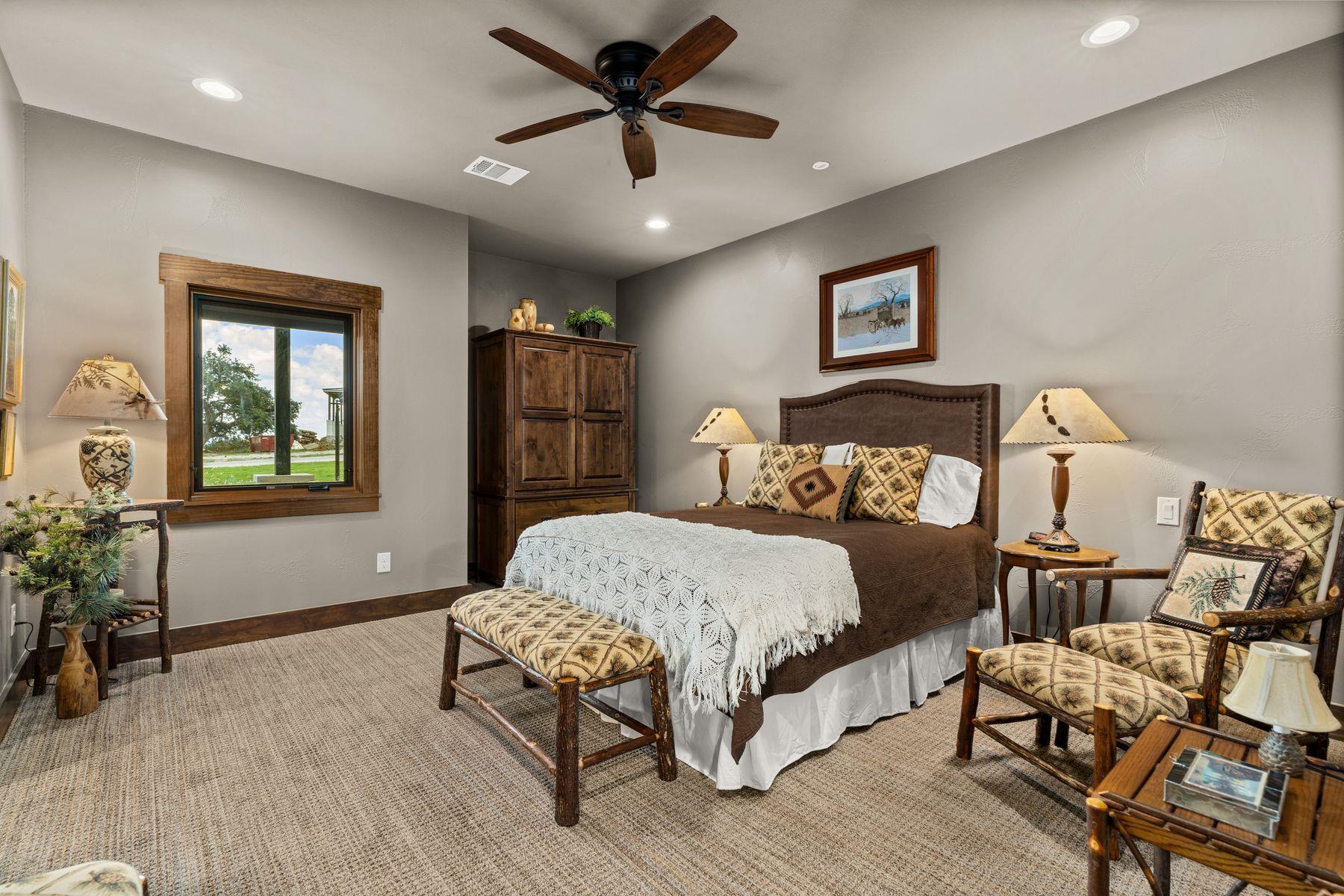 115 Trophy Oak PT