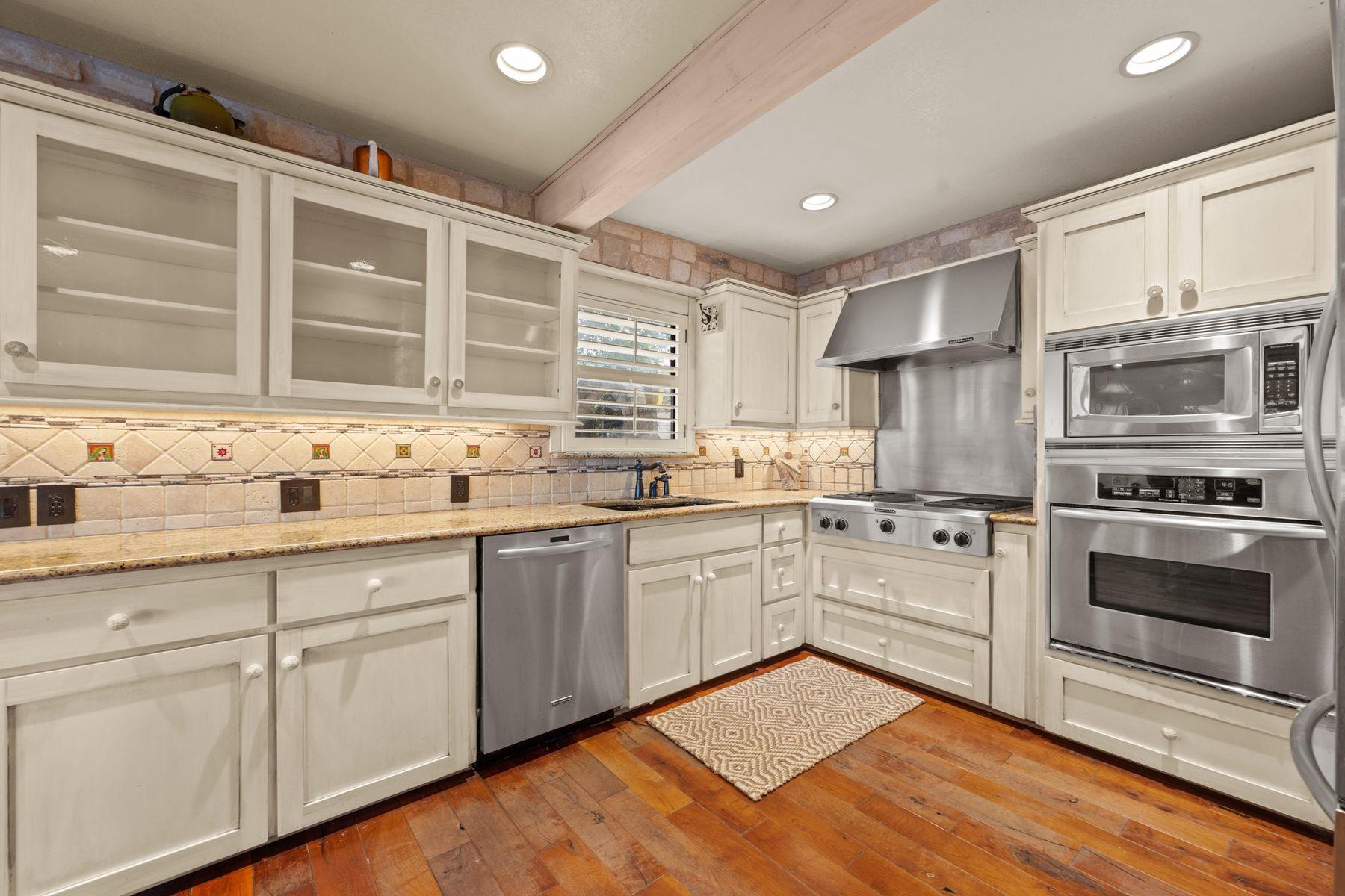 3911 Lago Vista DR