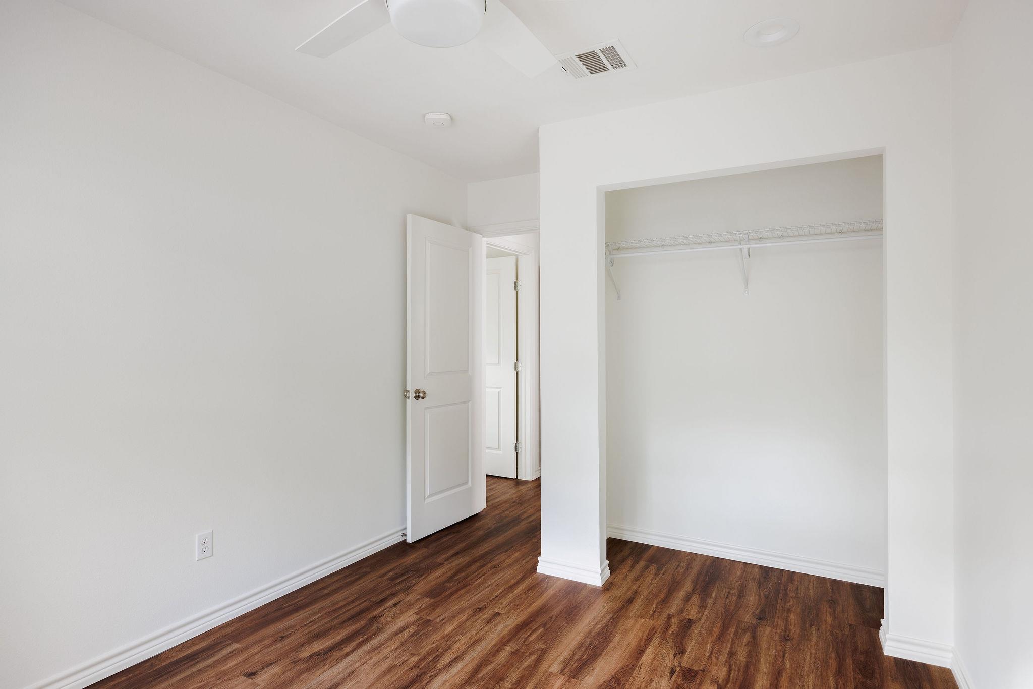 1003 Glen Oaks CT