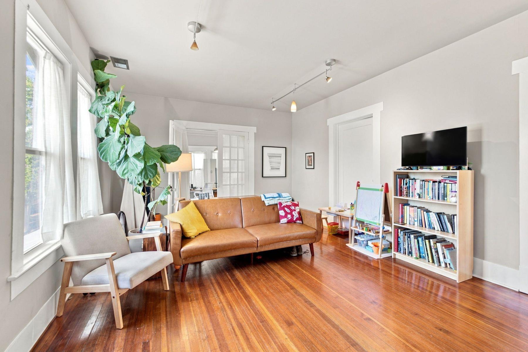 132 Perry CT