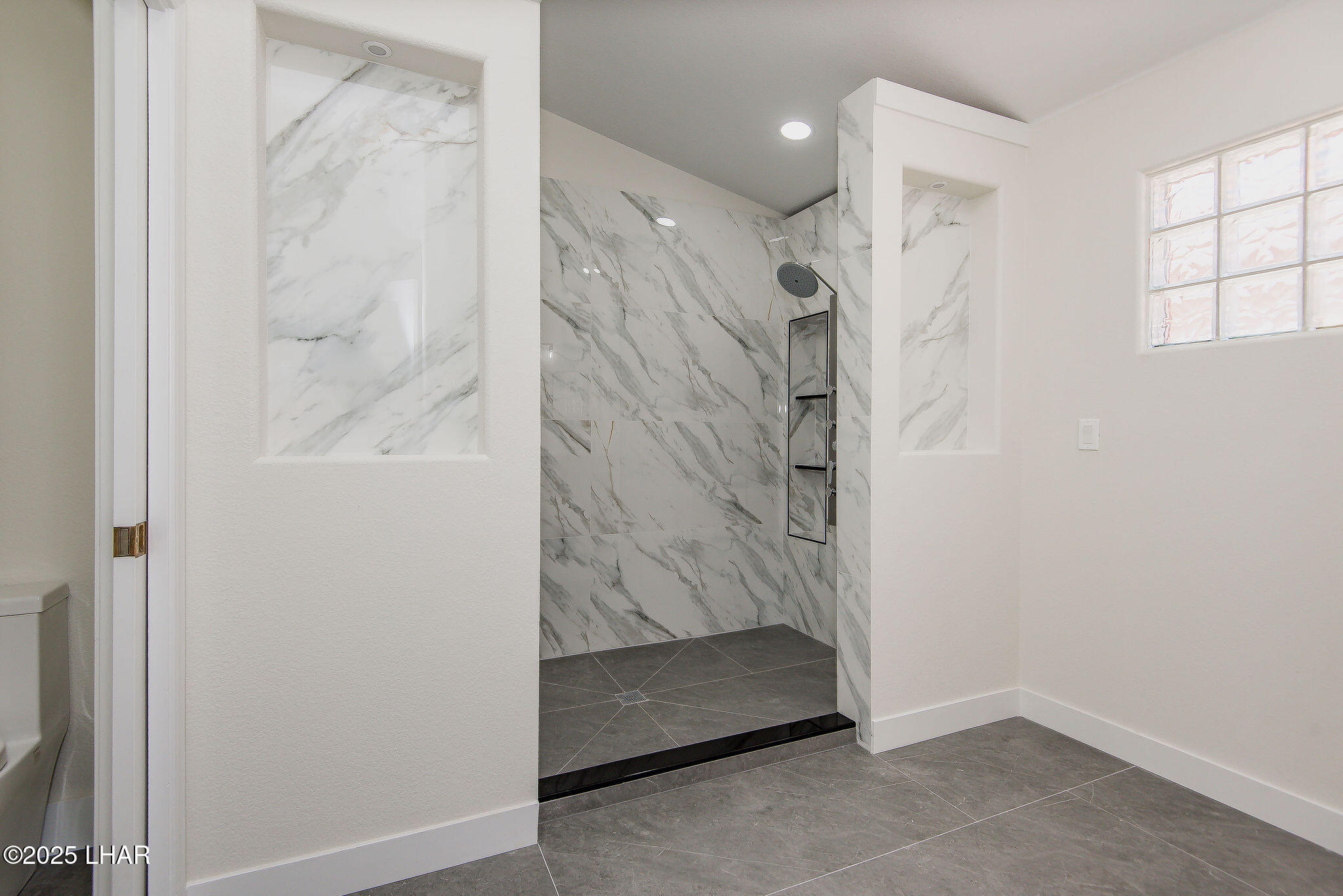 5708 Desert Lakes Dr