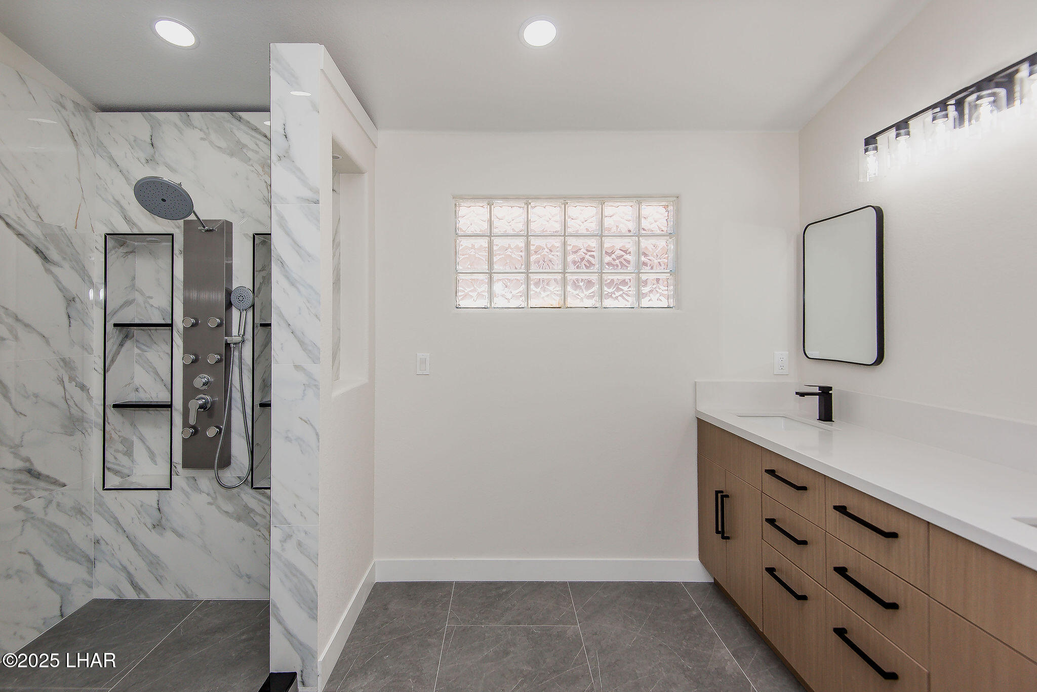 5708 Desert Lakes Dr