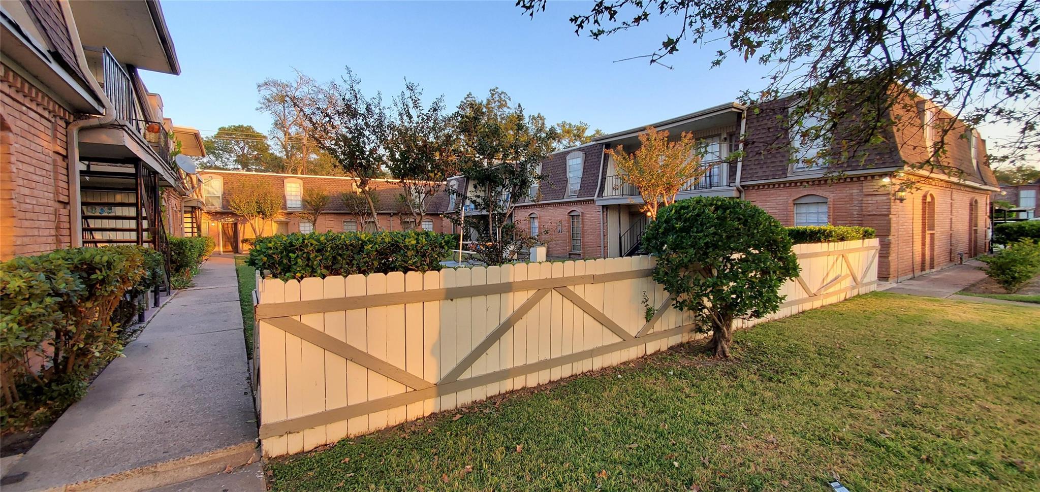 1220 Shadowdale Drive # 20
