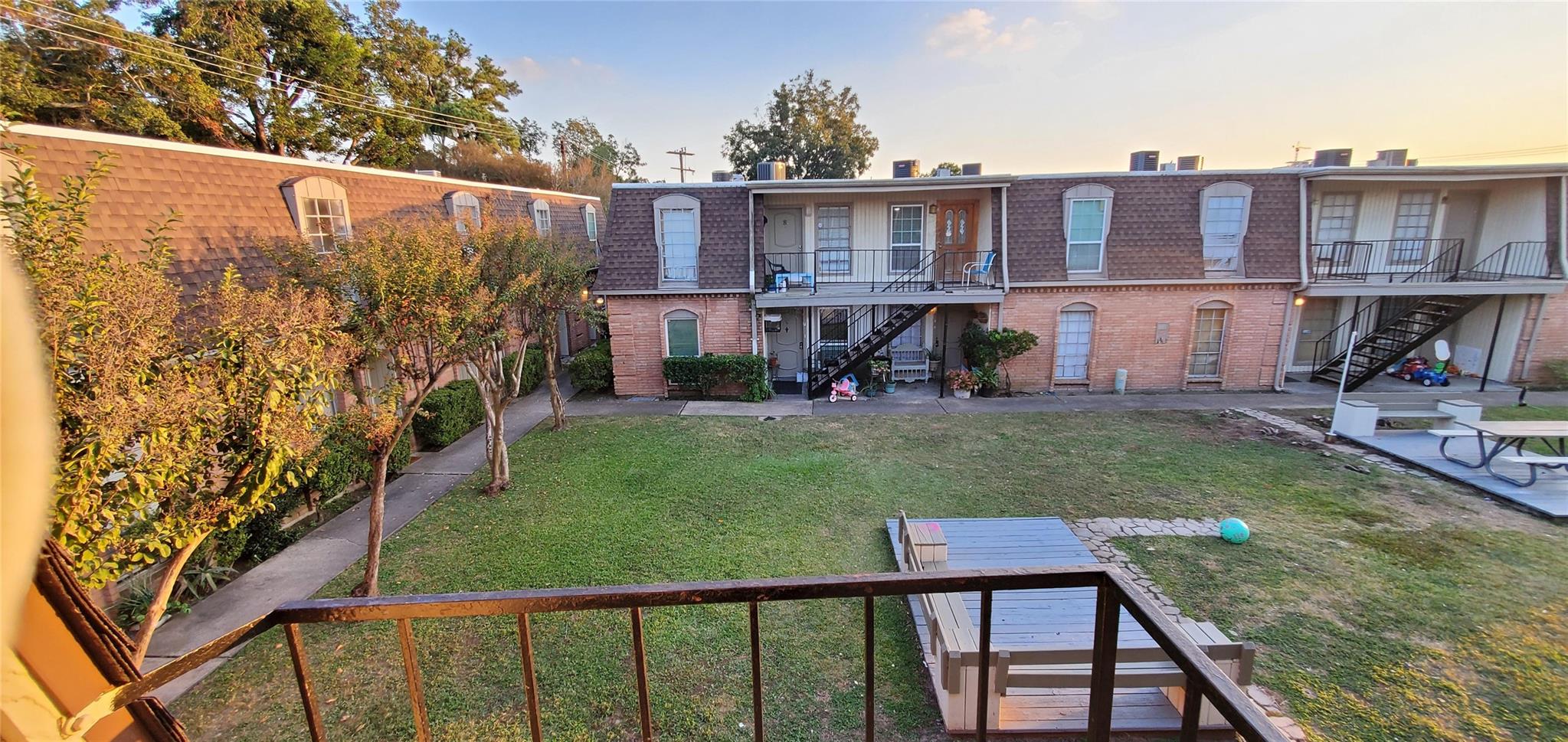 1220 Shadowdale Drive # 20
