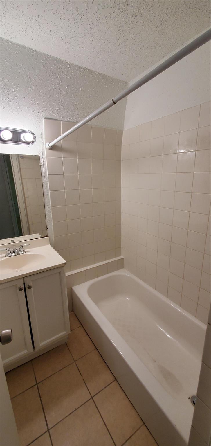 1220 Shadowdale Drive # 20