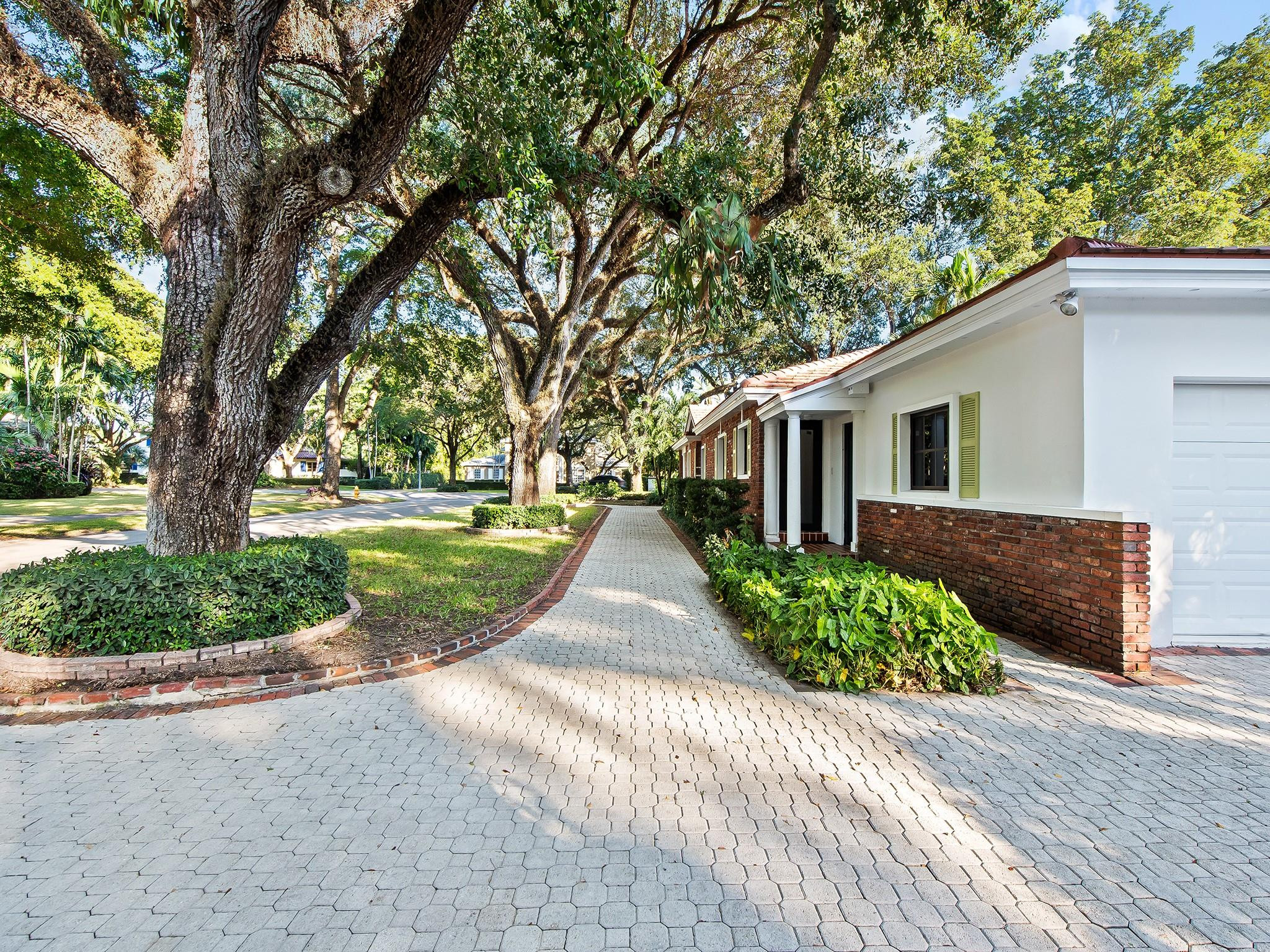 3304 Alhambra Cir