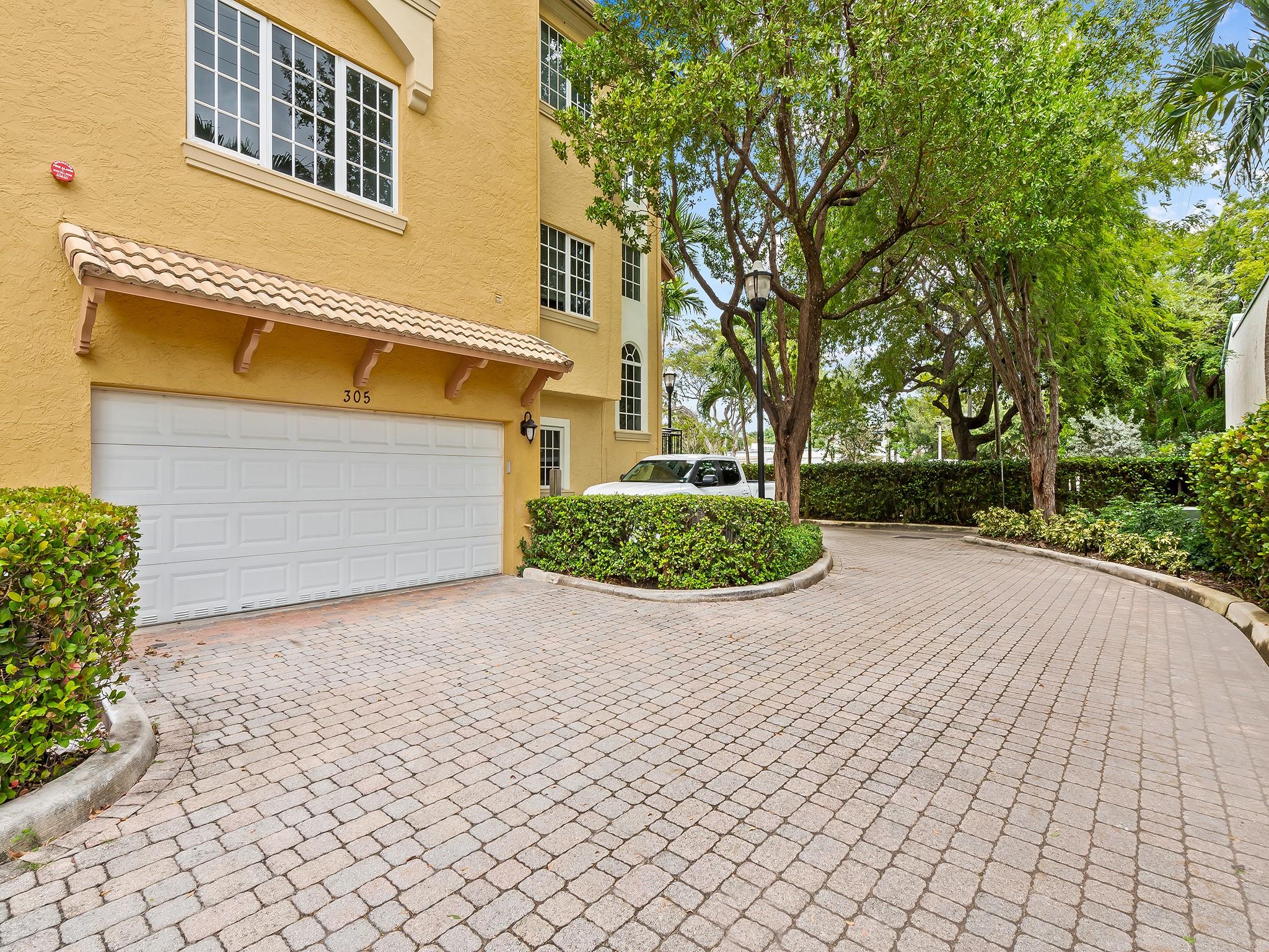 506 SE 7th St 305