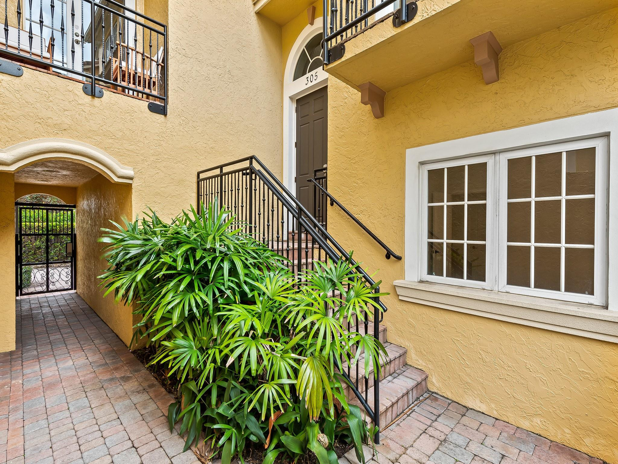 506 SE 7th St 305