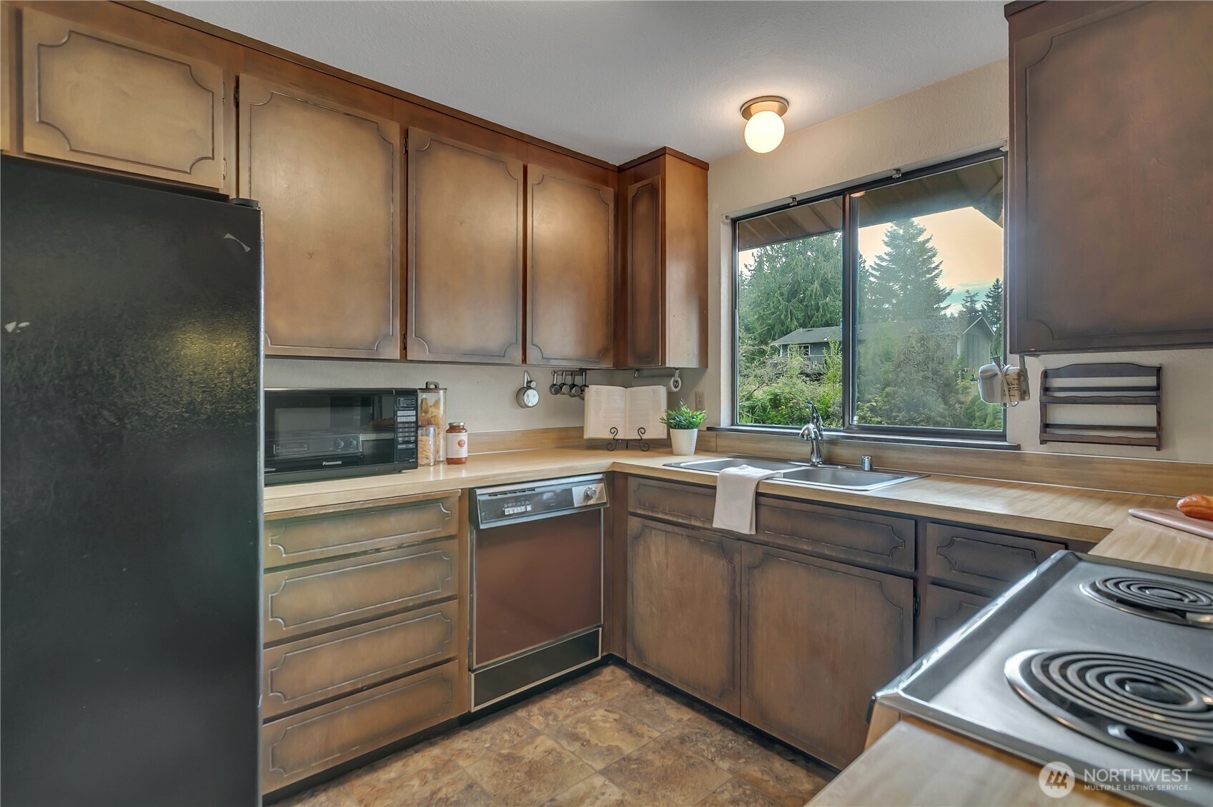 Charming Bonney Lake Home on Large Private Lot