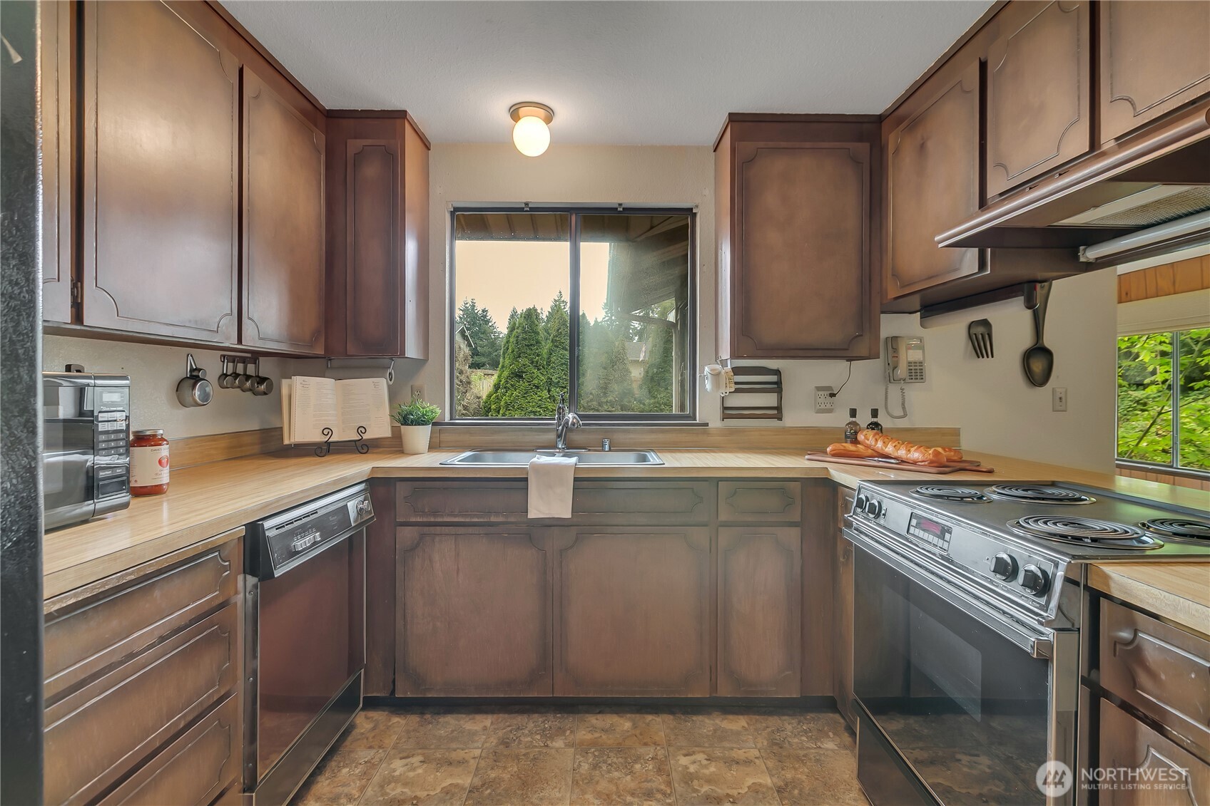 Charming Bonney Lake Home on Large Private Lot