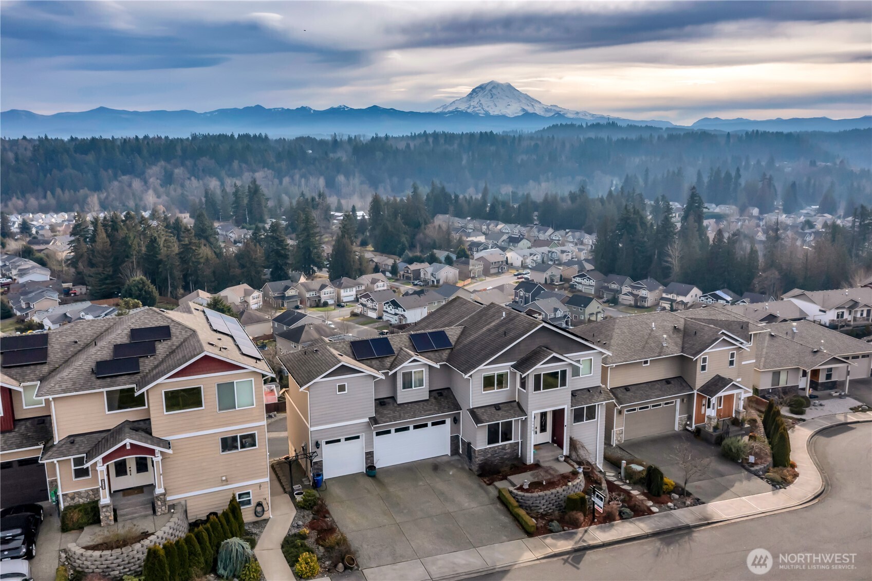 Sweeping Mt. Rainier Views | The Summit At Sky Island