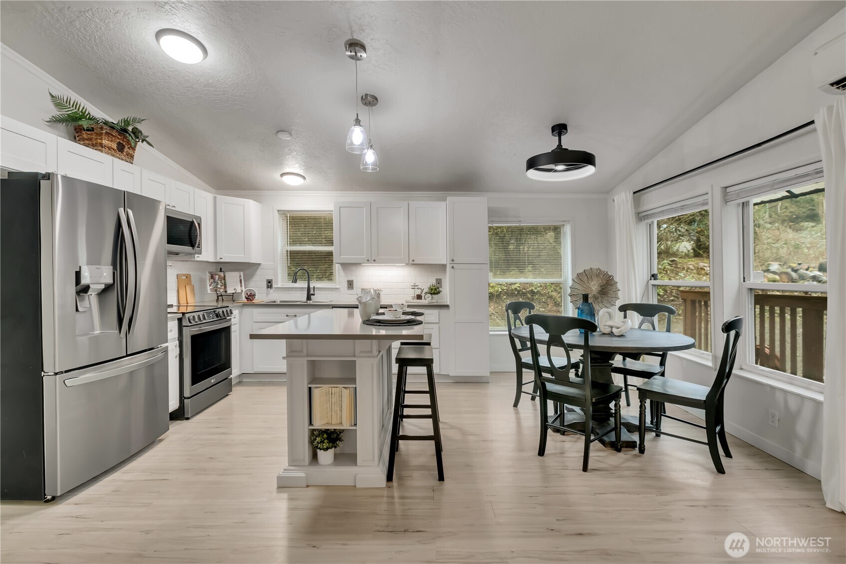 Private Lake Tapps Home on 0.99 Acre