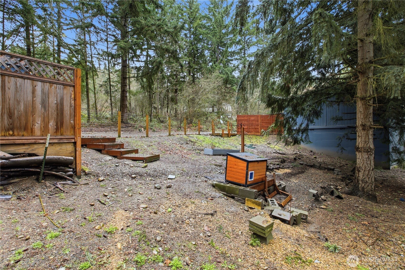 Private Lake Tapps Home on 0.99 Acre