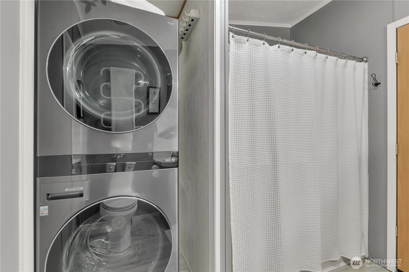 Private Lake Tapps Home on 0.99 Acre