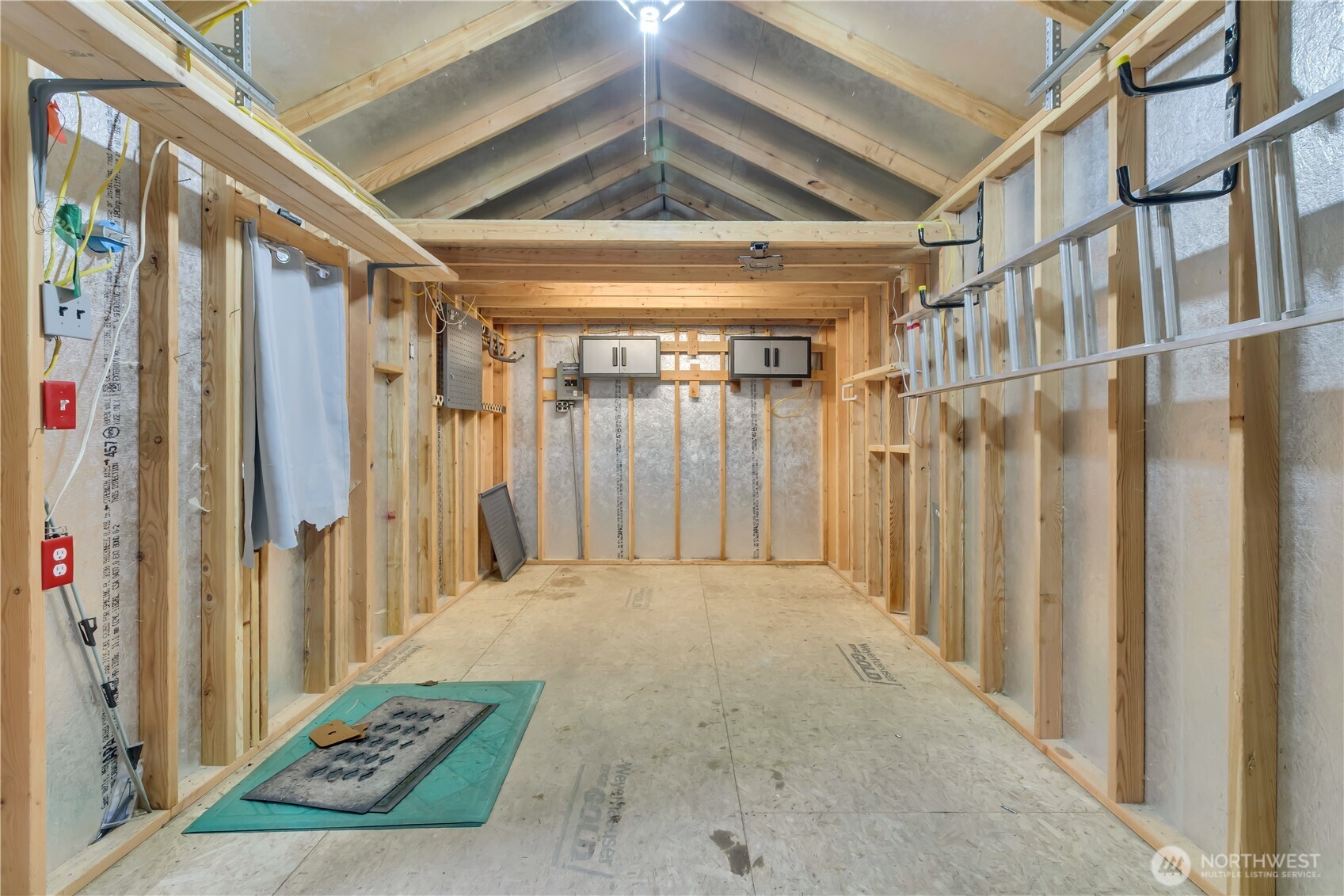 Private Lake Tapps Home on 0.99 Acre