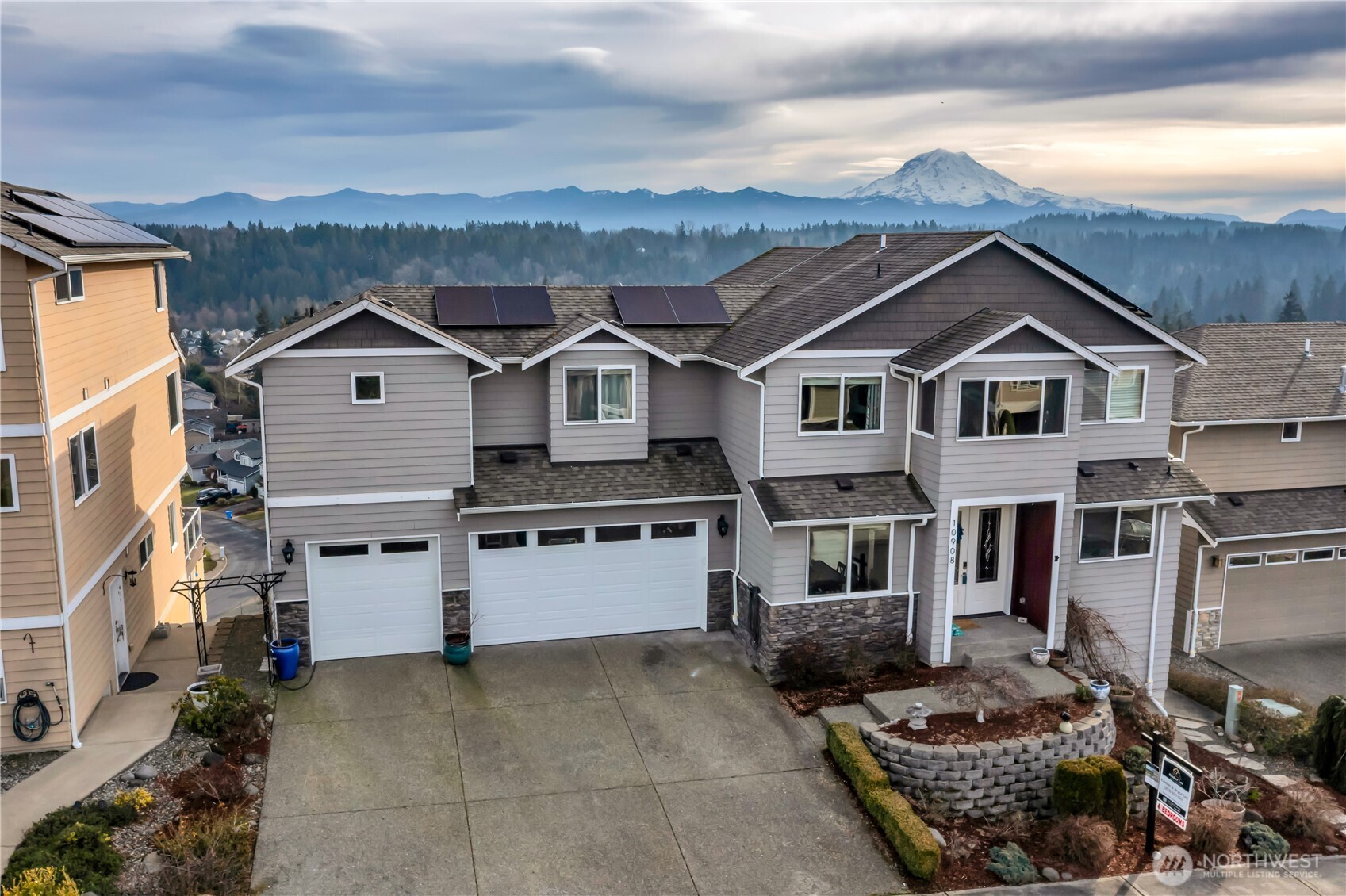 Sweeping Mt. Rainier Views | The Summit At Sky Island