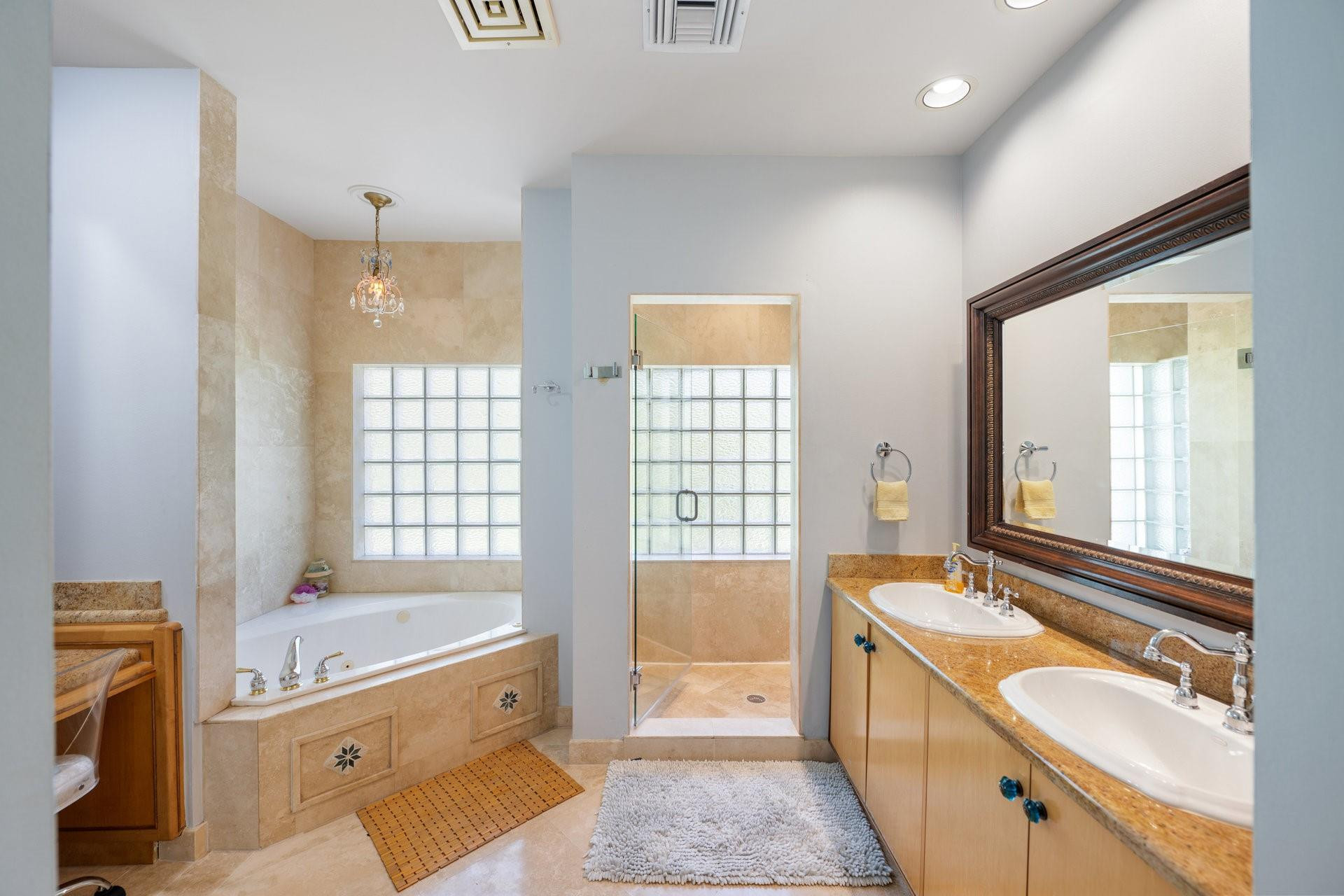 1421 Bayview Dr Unit: 1421