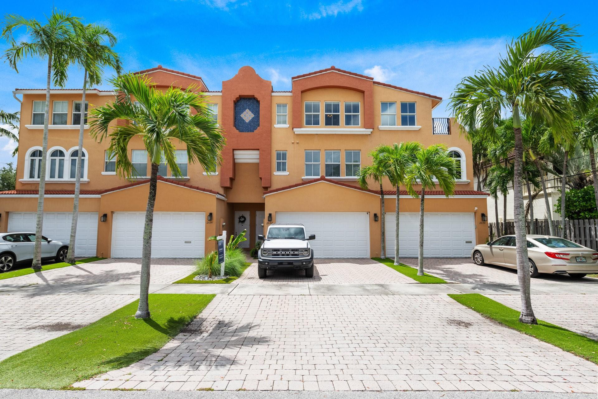 2632 NE 15th St .